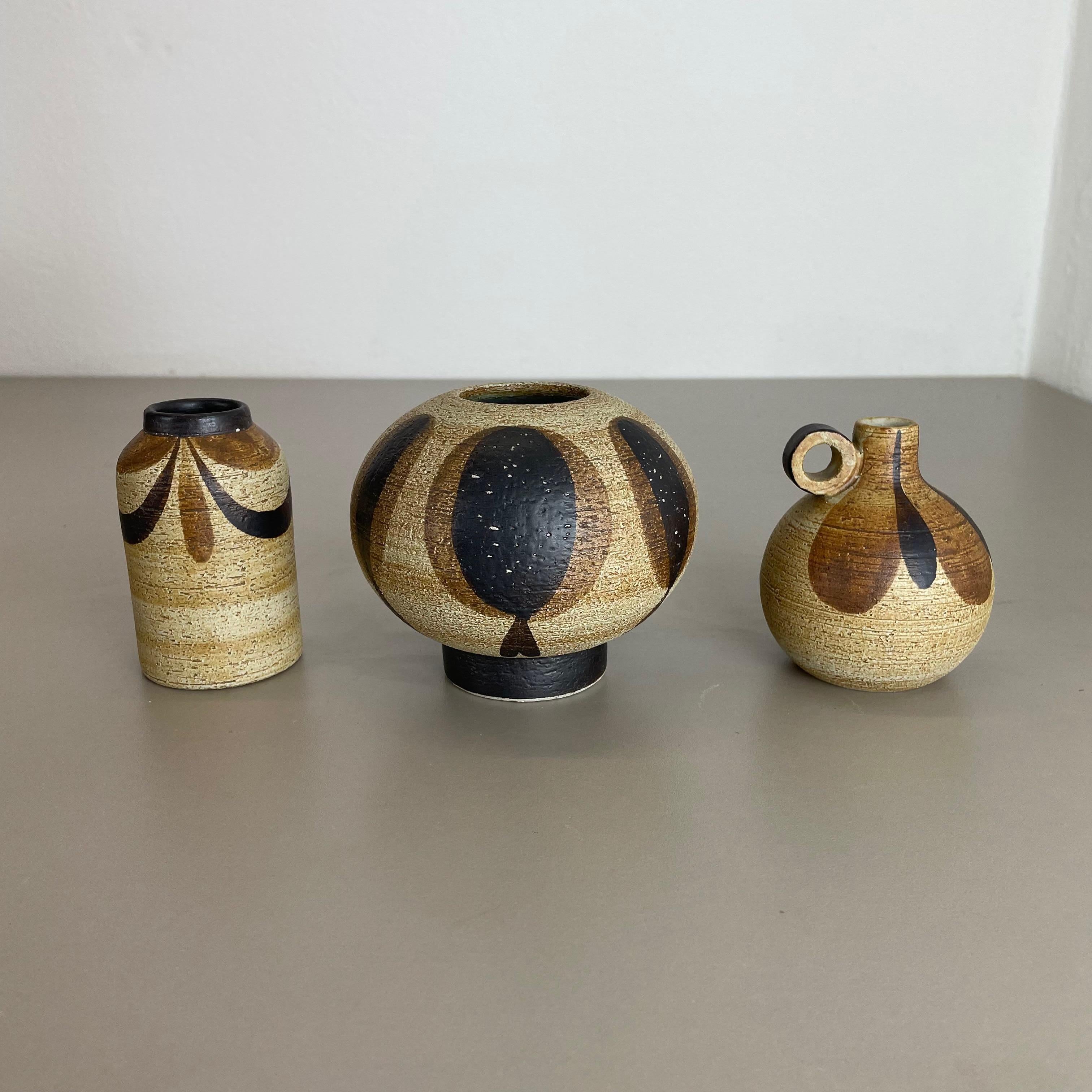 Article:

Set of 3 op art elements with abstract floral illustrations.


Origin:

Germany


Produder:

Sgrafo Modern


Design:

Peter Müler


Material:

Pottery stoneware


Age:

1970s






Original 1970s set of 3