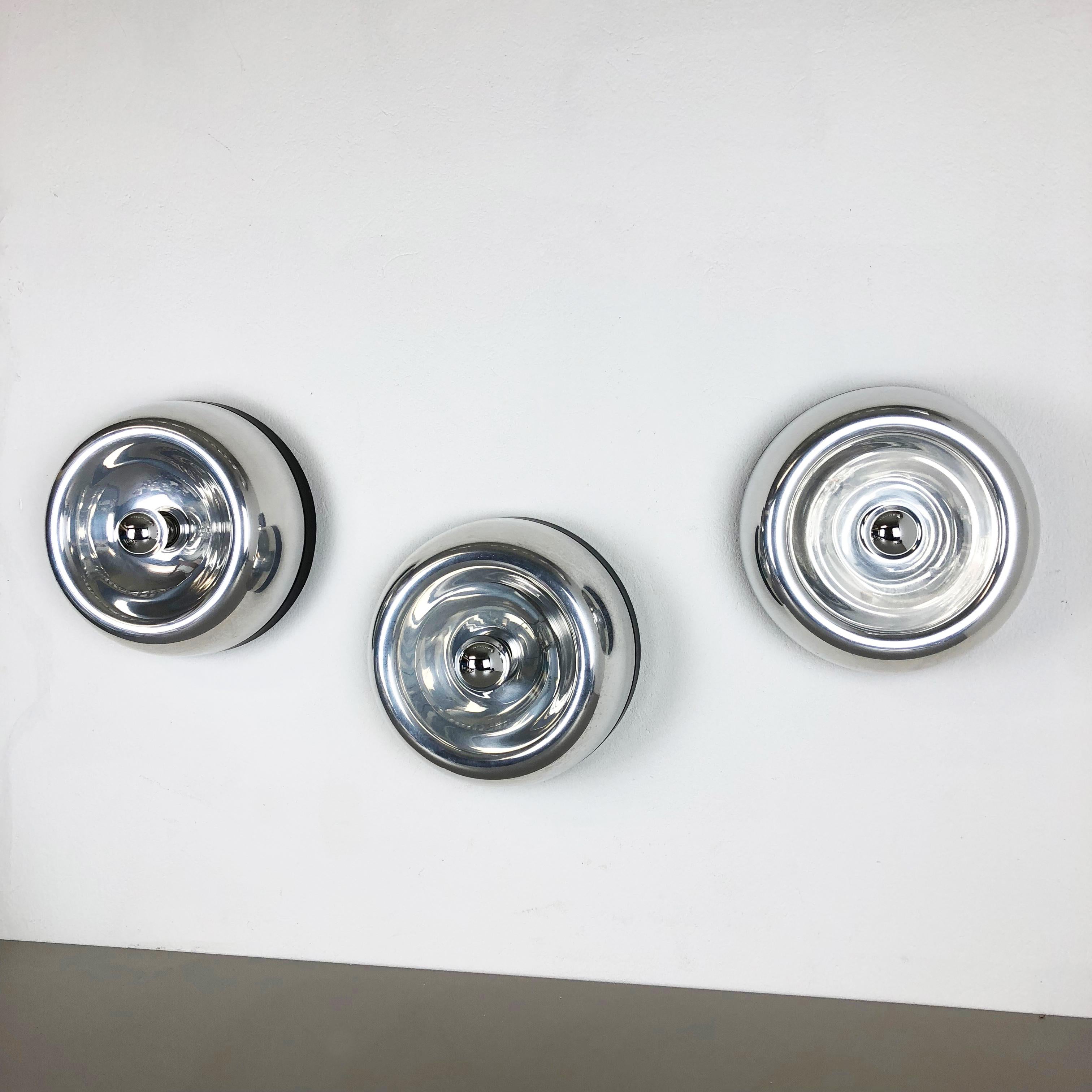 Article:

Wall light sconce set of 3.


Producer:

Cosack Lights



Origin:

Germany



Age:

1960s



Description:

Original 1960s modernist German wall Lights made of aluminum with chromed tone finish. This super rare wall