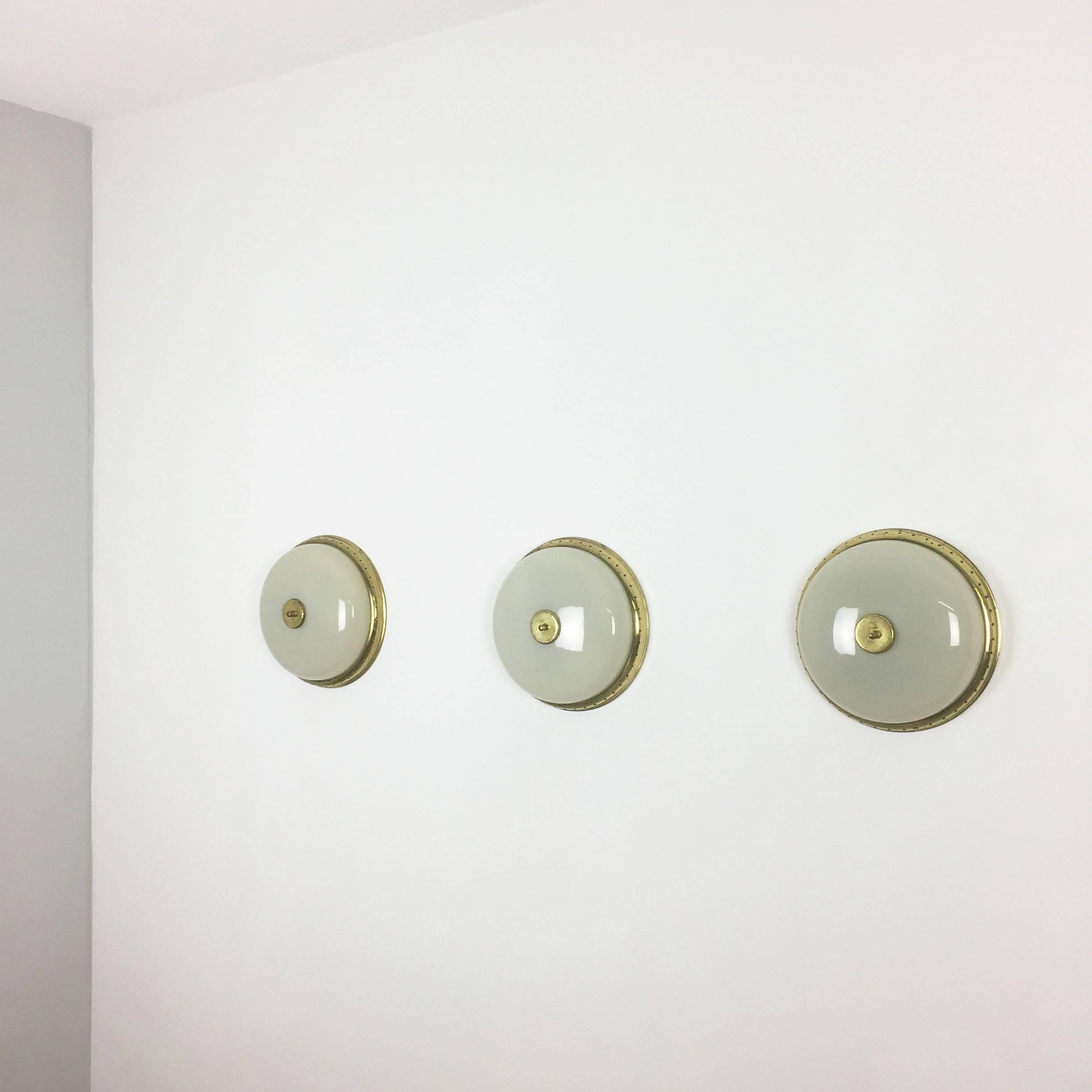 ARTICLE:

Set of Three

Metal and glass wall light sconces

Useable as wall or ceiling light



Origin:

Italy



Age:

1950s



Description:


Original 1950s modernist Italian wall Light made of solid brass with little hole