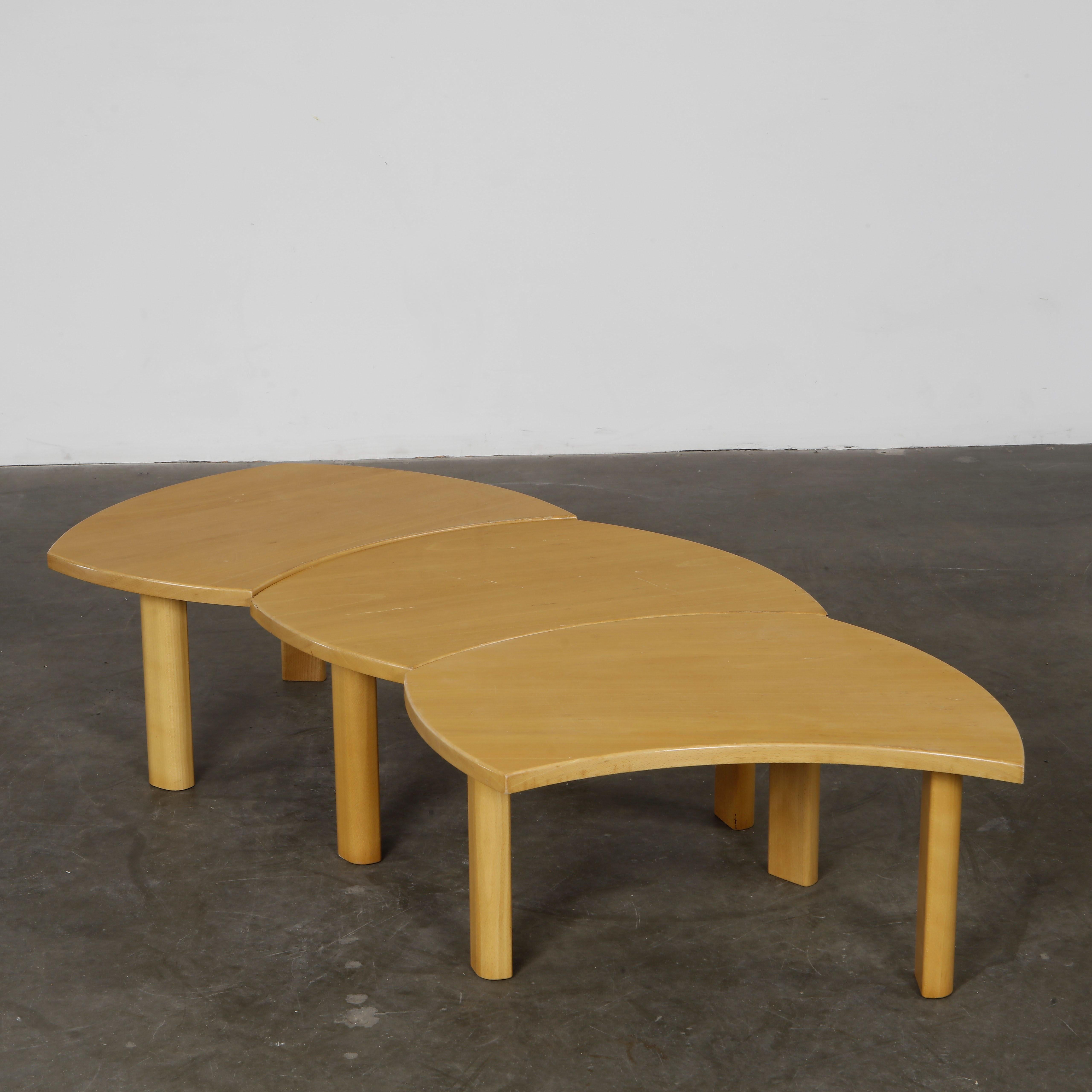 Mesas de madera curvada encajables. Diseño de inspiración escandinava, acabado natural. Cada una Altura: 13,5 pulg. Longitud: 26,5 pulg. Anchura: 22,5 pulg. Longitud de los 3: 62 pulg.