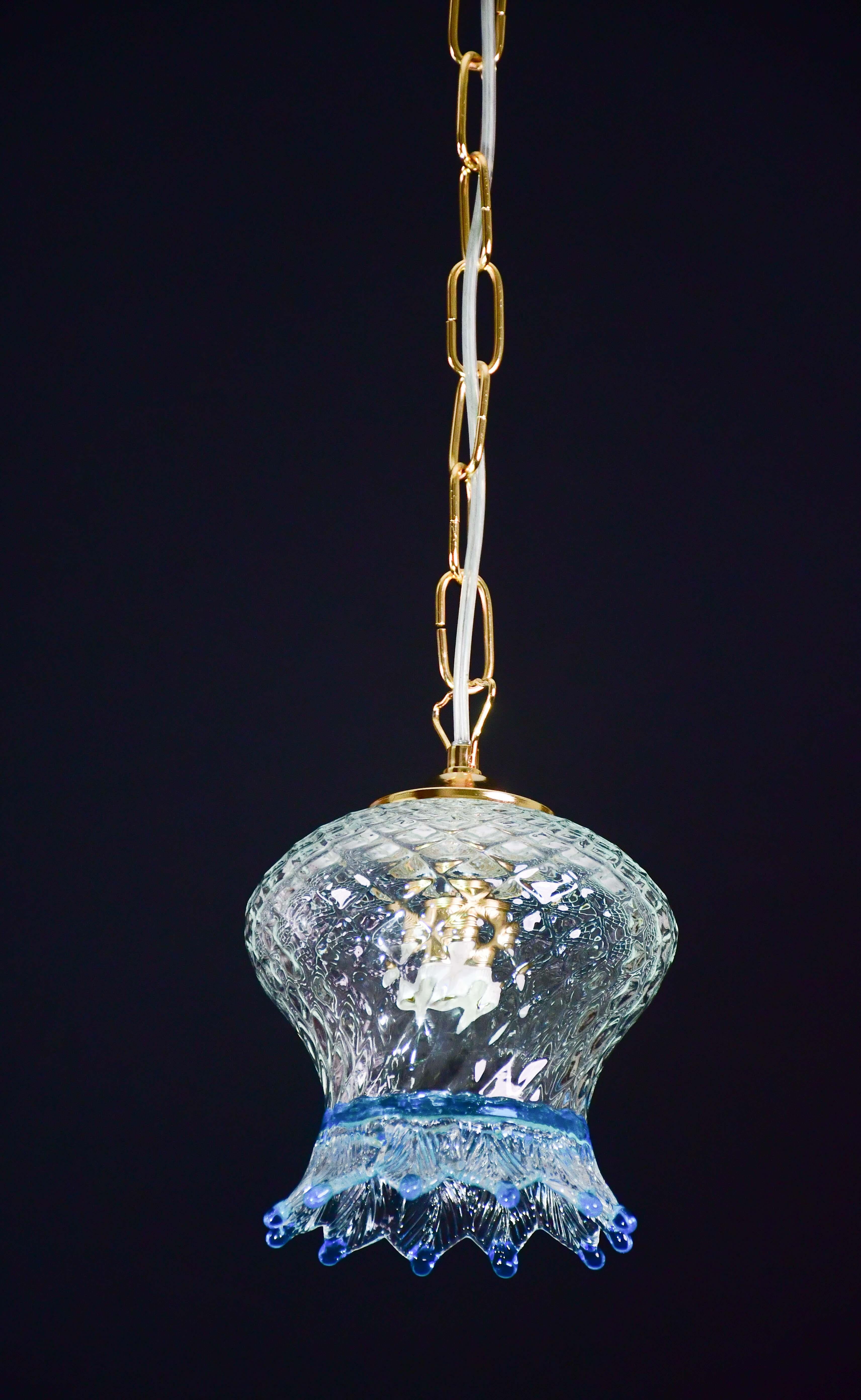 Set of 3 blue and transparent Murano glass pendants.
The 3 pendants are formed by the glass and the chain in new gold bath.
Height with chain 85 centimeters, height without chain 25 centimeters, diameter 18.
Mounts one light