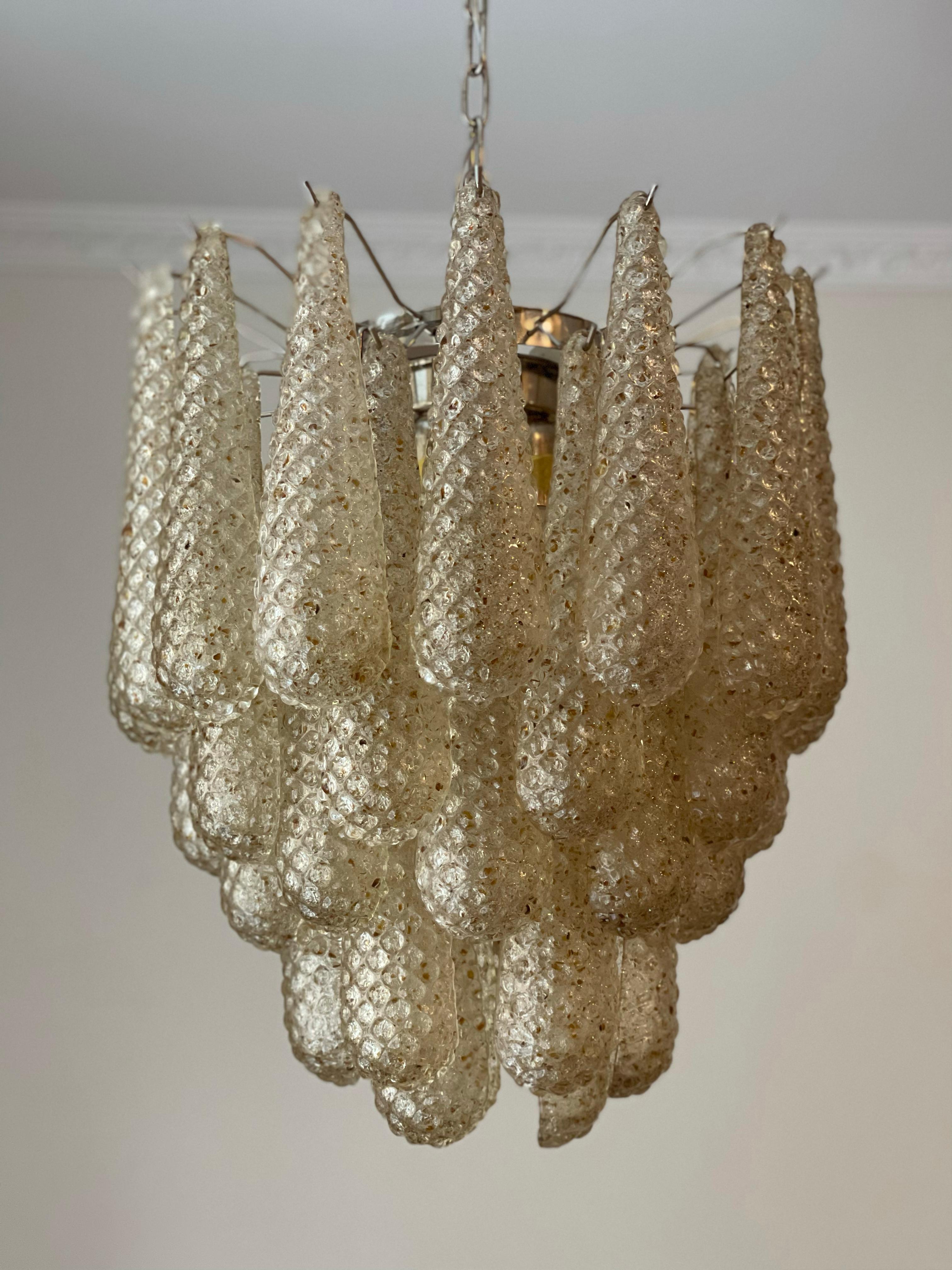 Set di 3(three) lampadari di Murano con prismi formati a goccia in stile tradizionale italiano di metà secolo. I lampadari sono composti da 41 prismi di cristallo a goccia in tonalità ambra di dimensioni pari a 32 x 8 cm.

Nuovo cablaggio. Cablaggio