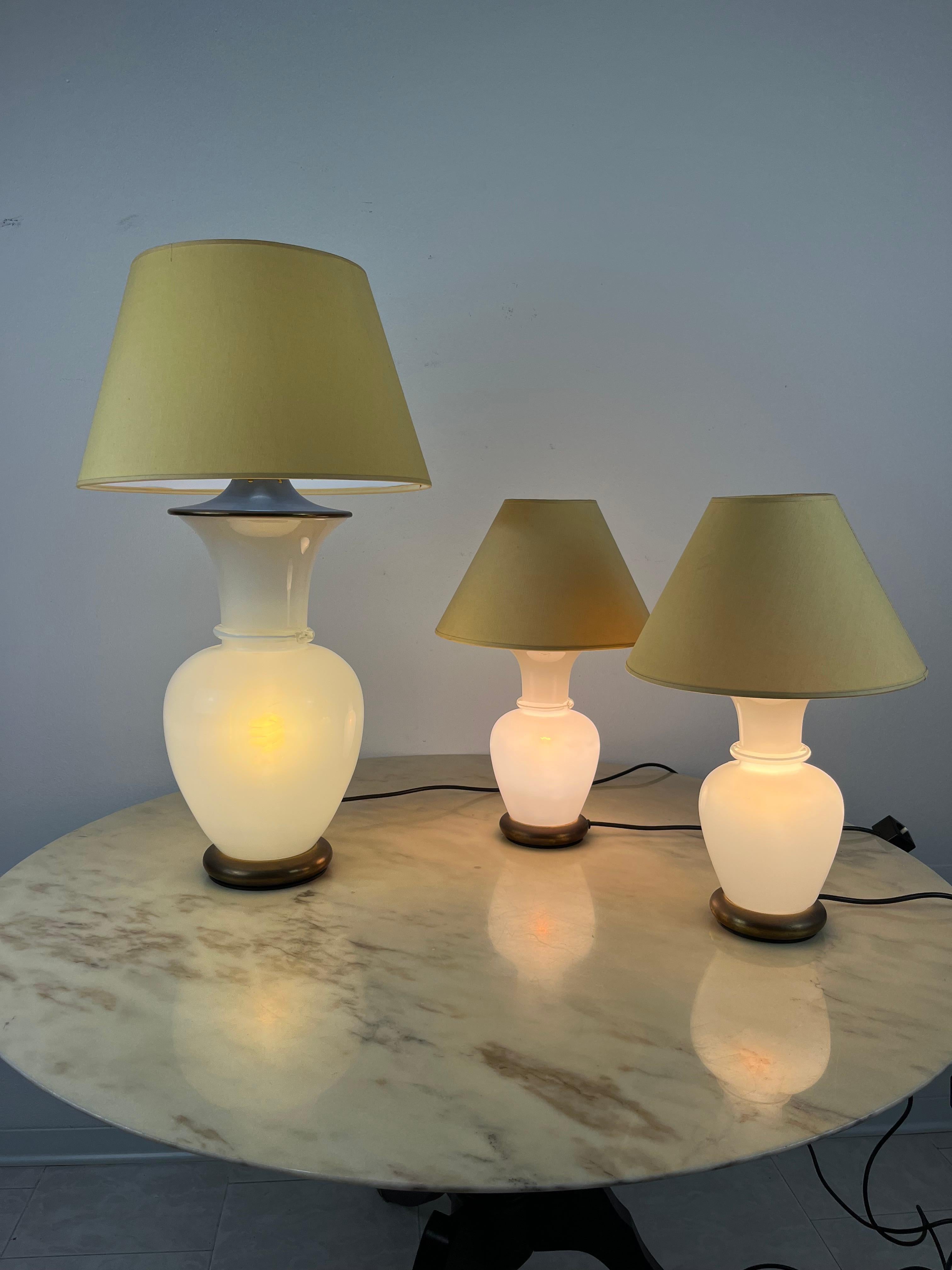 Set of 3 Murano glass and brass table lamps, F. Fabbian, Italy, 1970s
Found in a noble apartment.
Very beautiful and particular because they have a double switch. Each has a lamp inside the pot-bellied part and one in the lampshade housing. The