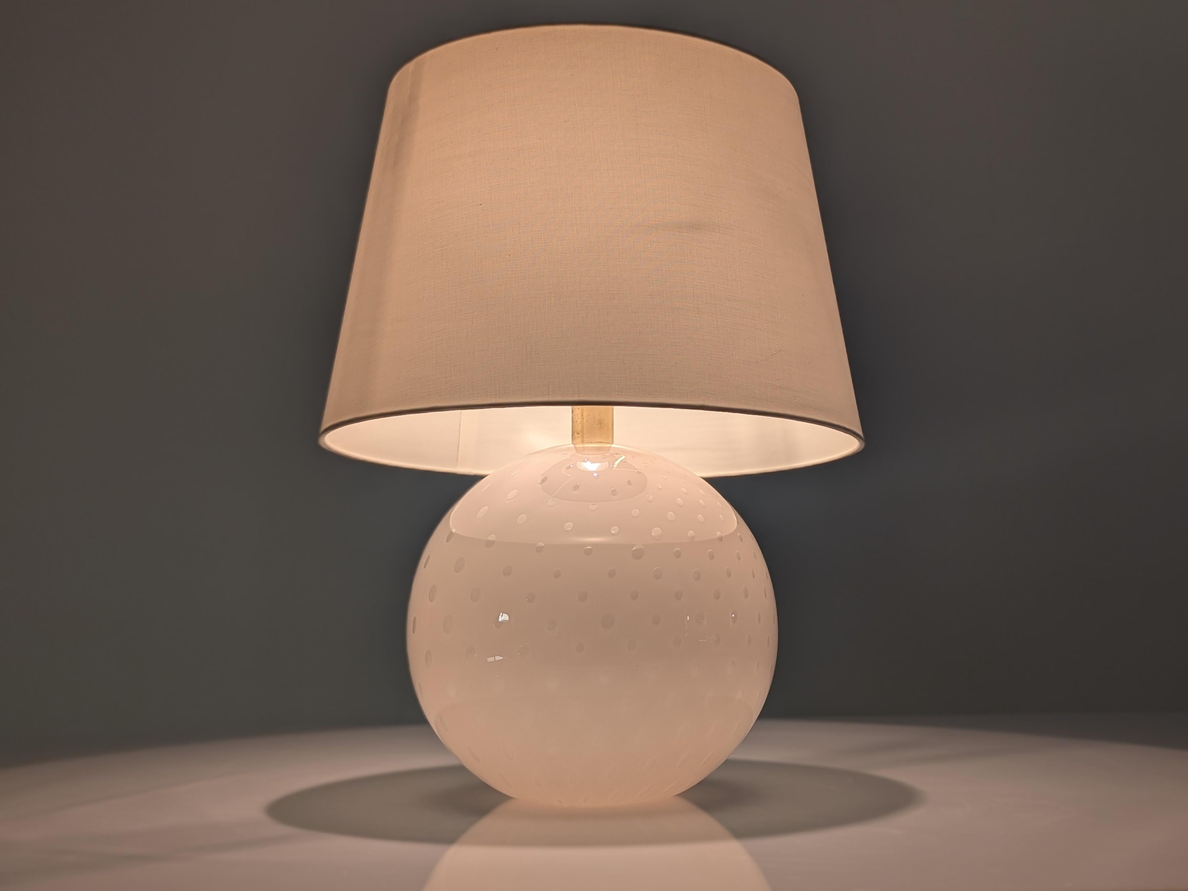 Ensemble de 3 lampes Globe en verre de Murano, rose et blanc, Italie, années 1970 en vente 1