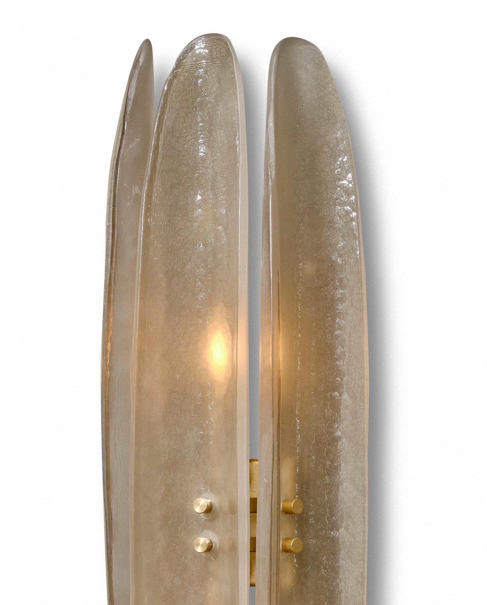 Ensemble d'appliques à panneaux en verre de Murano, chacune composée de trois panneaux incurvés en verre fumé soufflé à la main sur une monture en laiton. Nous aimons le style moderne et la qualité artisanale de ces appliques. Ils ont été
