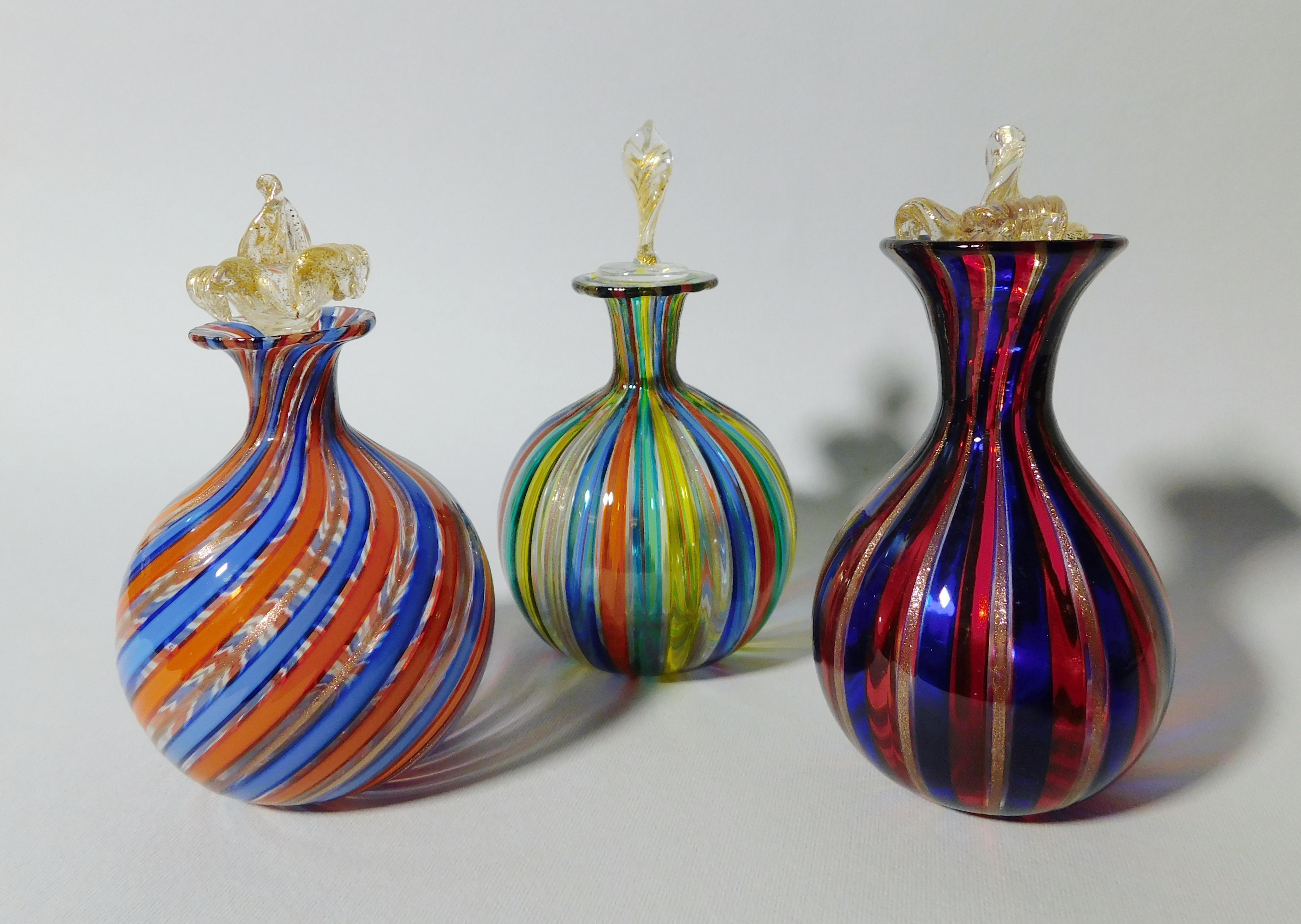 Set di 3 bottiglie di profumo in vetro di Murano, made in Italy, circa anni '60 
Misure: altezza 4/5 pollici, diametro 2/3 pollici
1 set disponibile in magazzino in Italia
Riferimento ordine: FABIOLTD L140
Questo pezzo è un regalo unico e