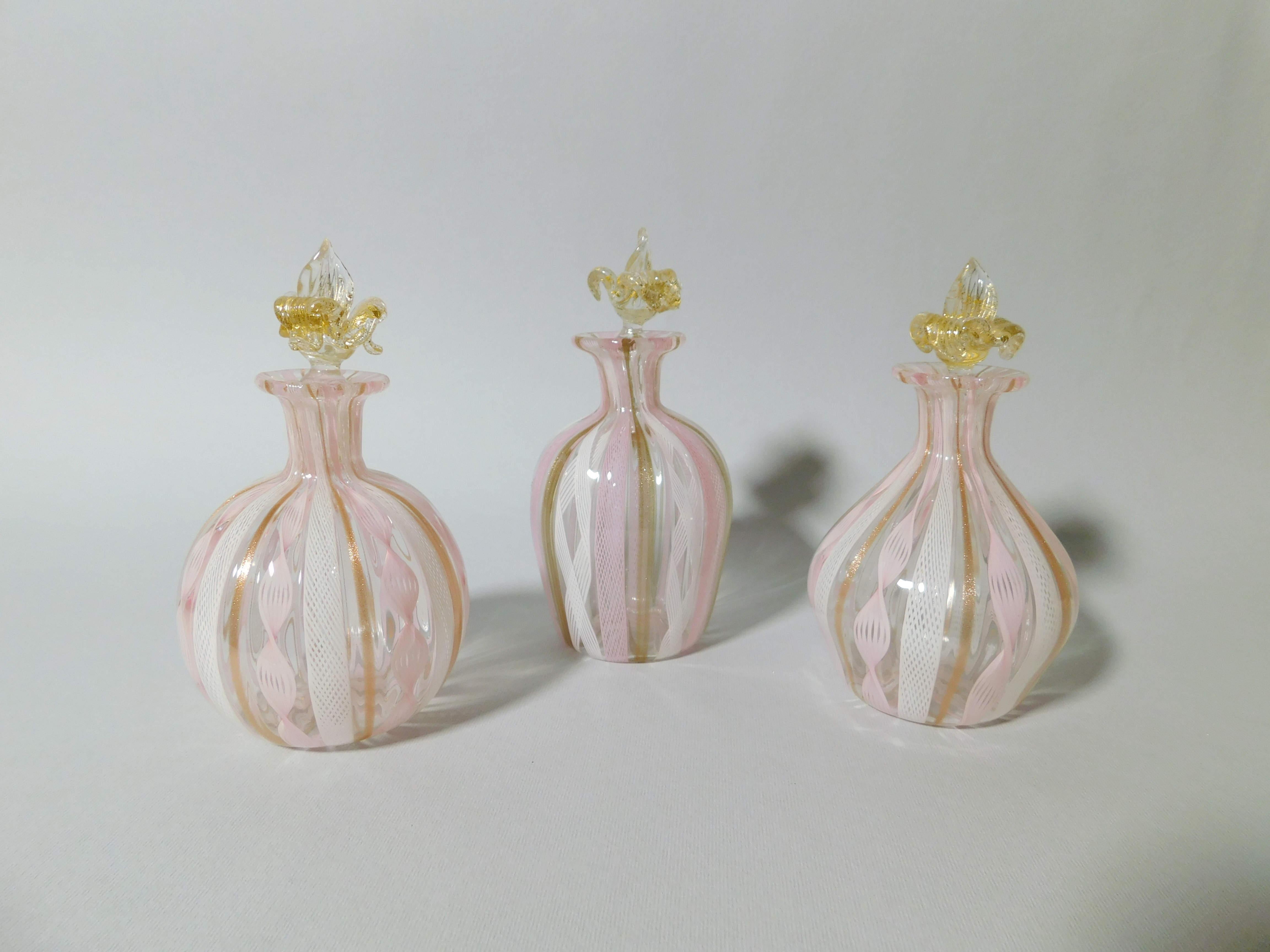 Mid-Century moderno Set di 3 bottiglie di profumo in vetro di Murano in vendita