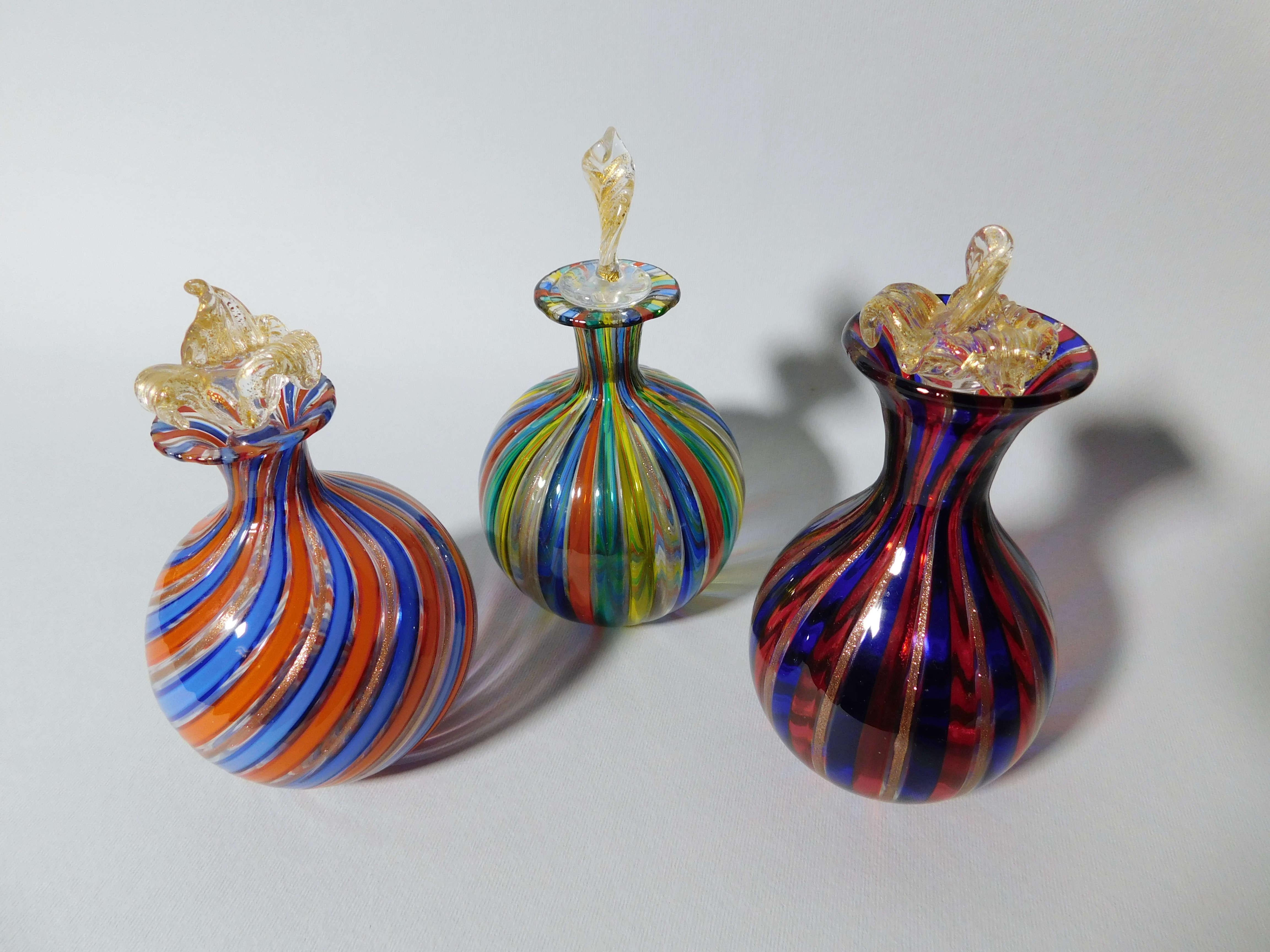 Italiano Set di 3 bottiglie di profumo in vetro di Murano in vendita