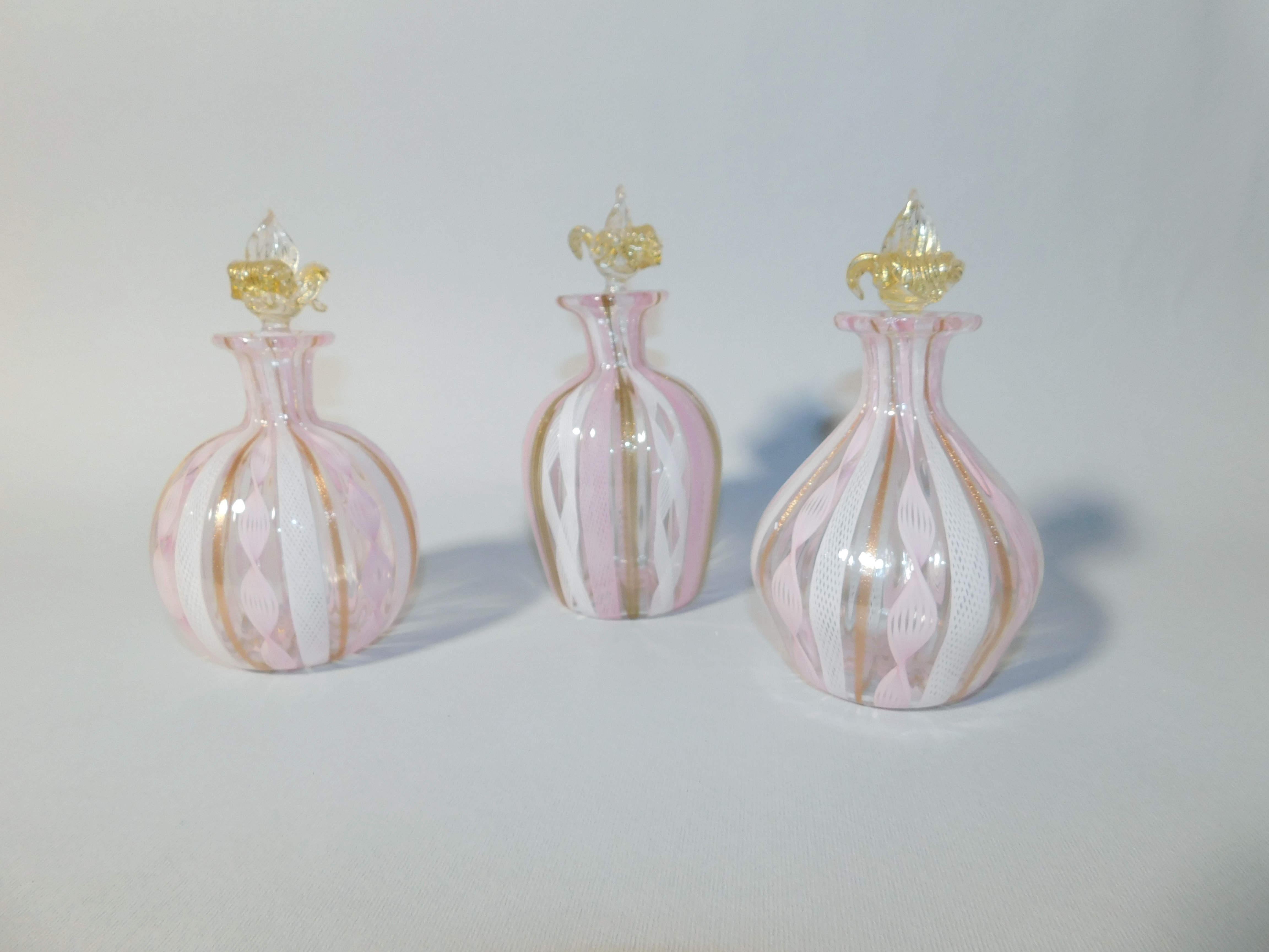 Italiano Set di 3 bottiglie di profumo in vetro di Murano in vendita