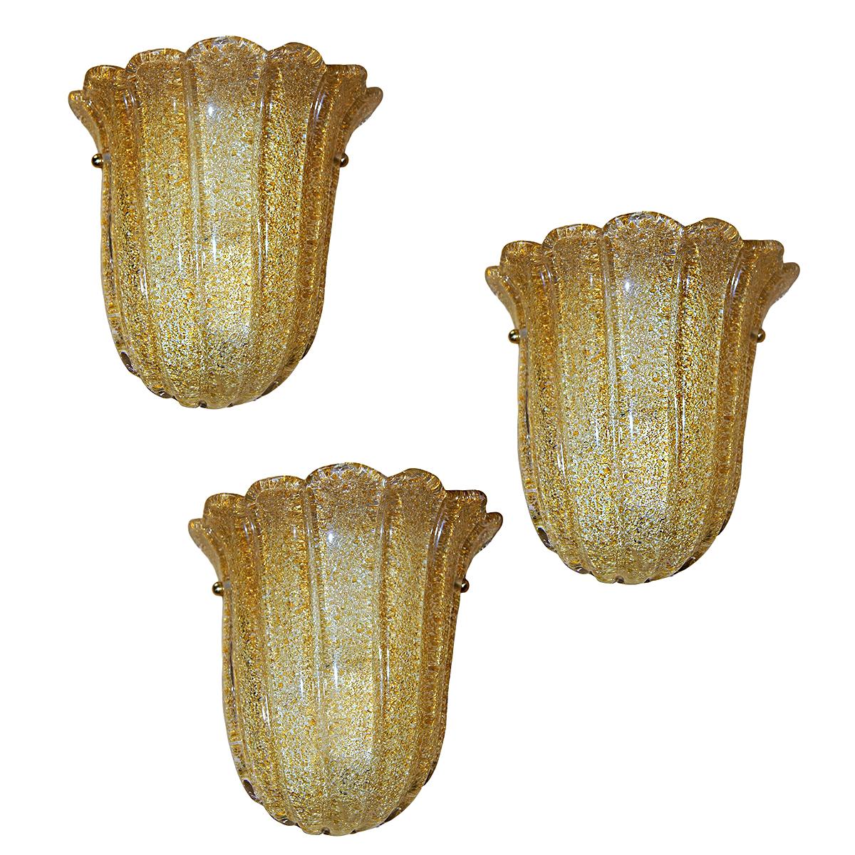 Ensemble de 3 appliques en verre de Murano moulé de couleur champagne, datant des années 1950, avec lumières intérieures. Vendu à l'unité.

Mesures :
Hauteur 8