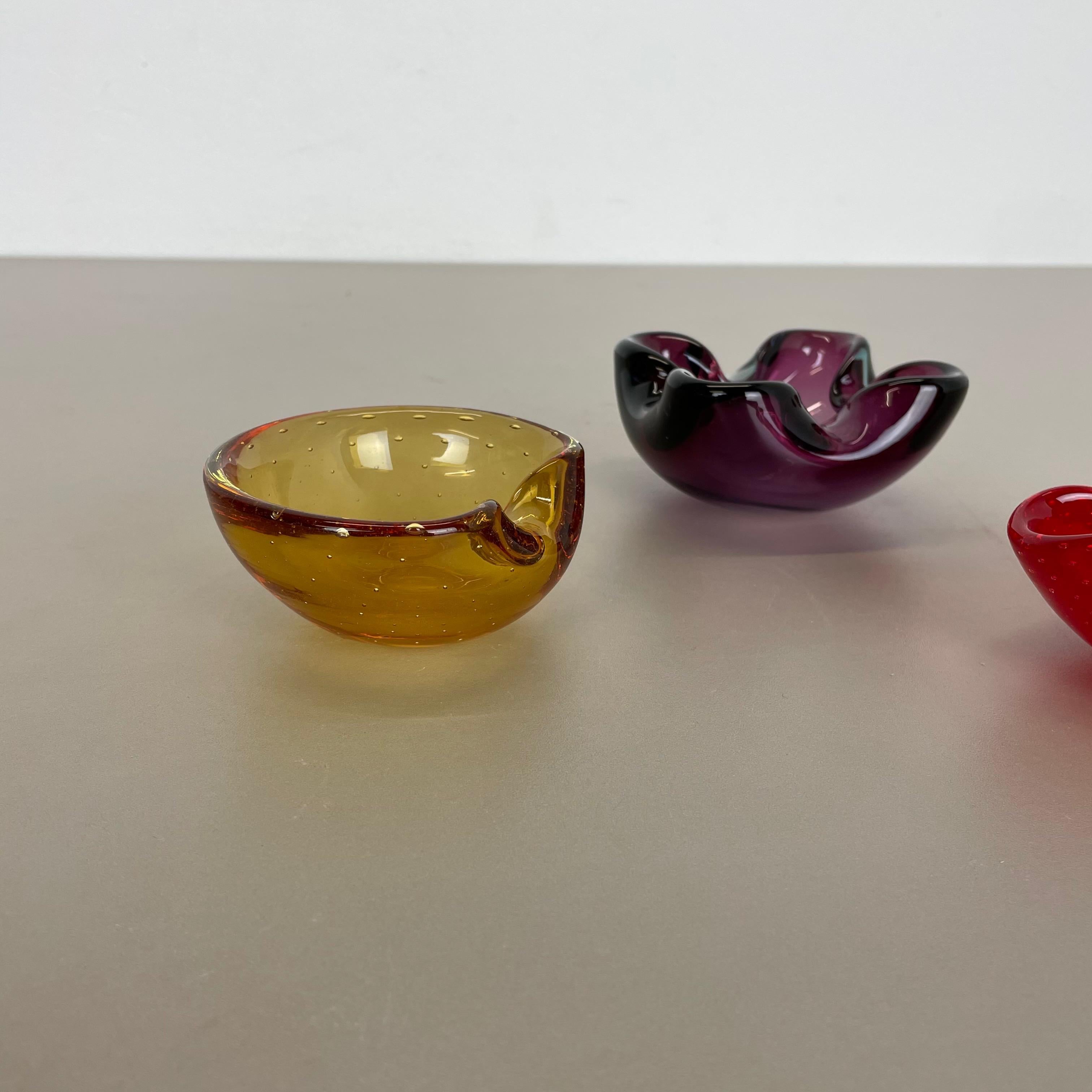 italien Ensemble de 3 éléments de cendrier en verre de Murano en forme de bol en coquillages Sommerso, Italie, 1970 en vente