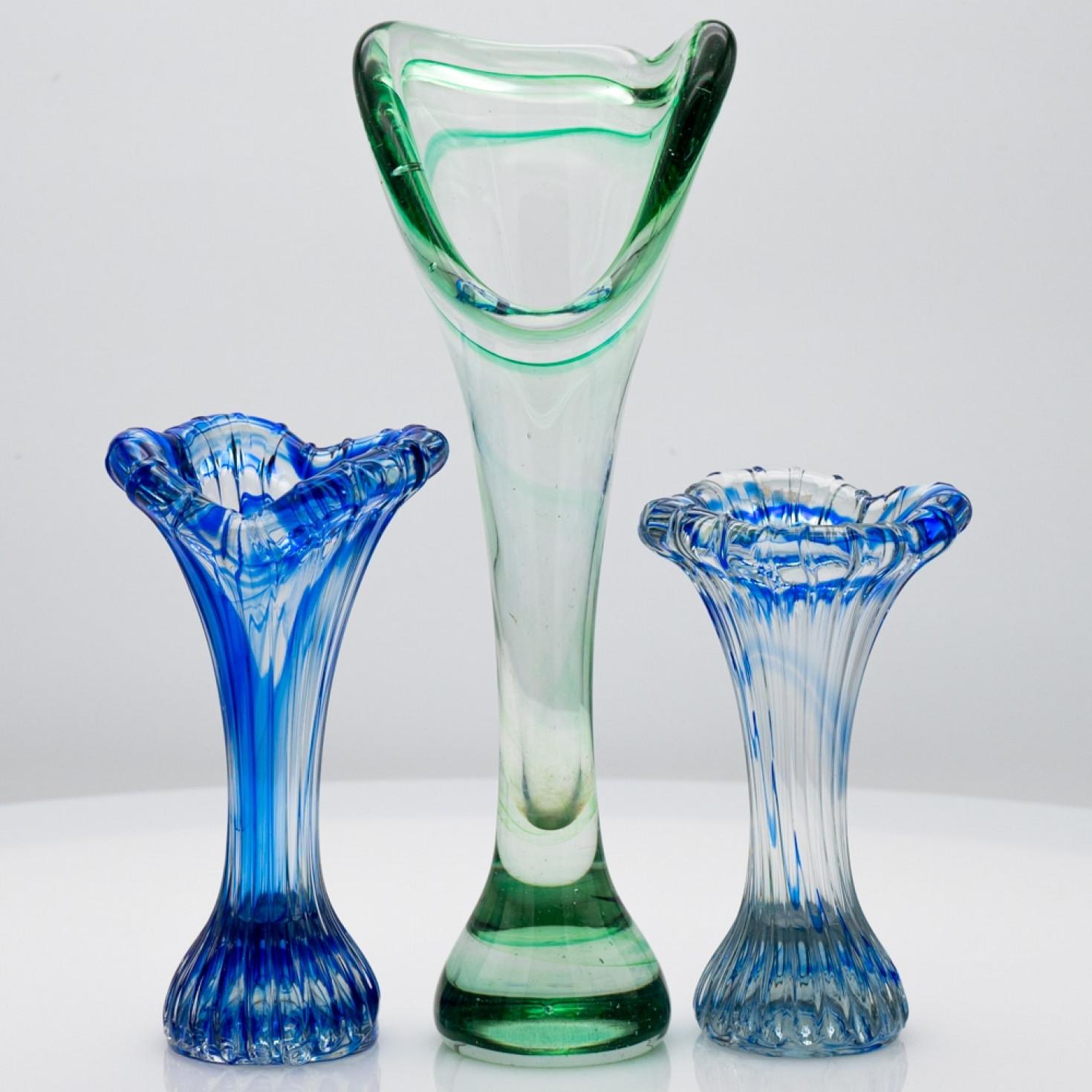 Set di 3 vasi di Murano soffiati a mano nei colori blu e verde. I vasi sono stati realizzati a Murano, in Italia, negli anni Settanta.

Questi squisiti vasi veneziani sono realizzati con una delle tecniche più comuni,

Dimensioni

Il più grande
