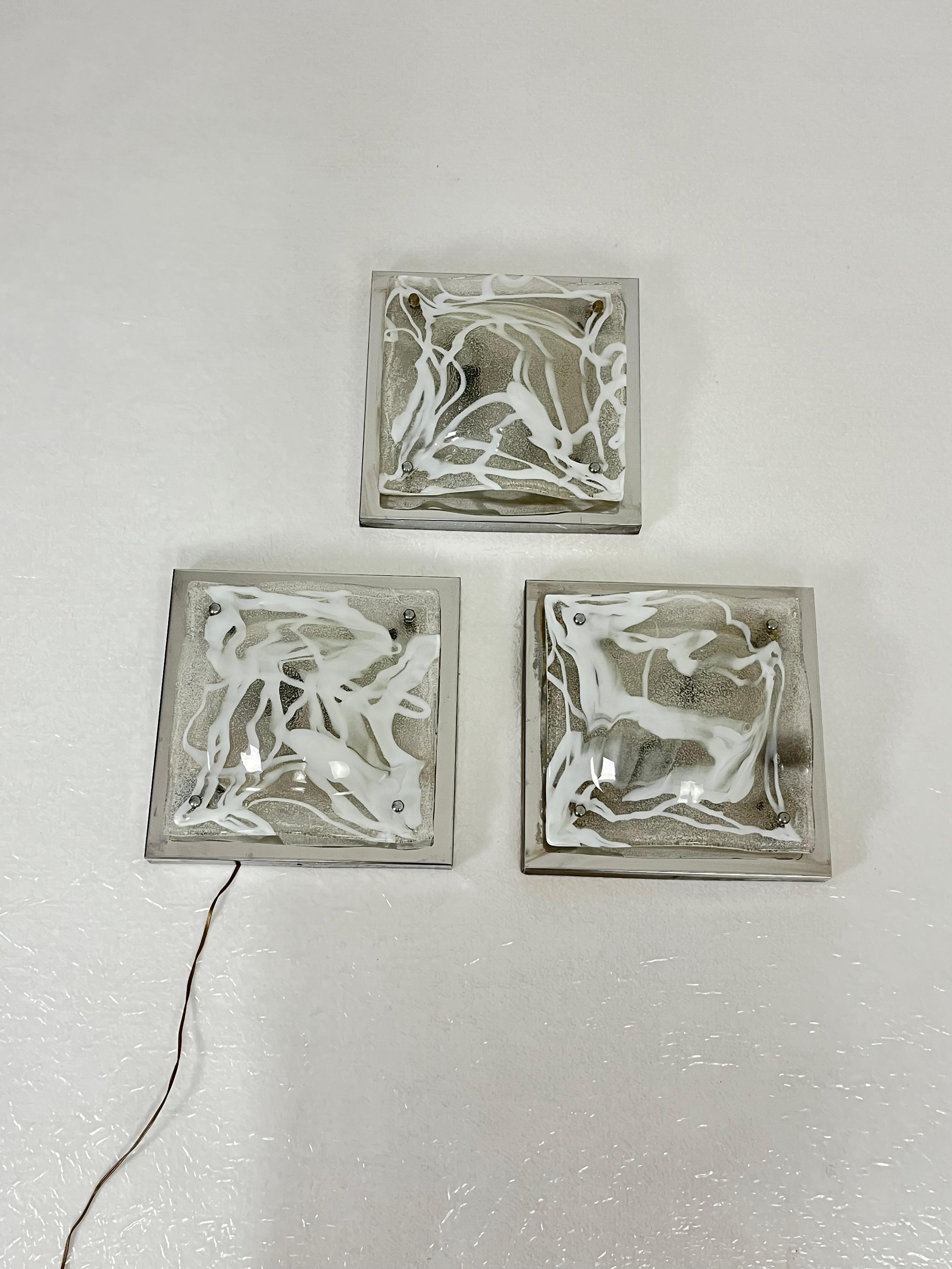 Set di 3 lampade da parete in vetro di Murano attribuite a Toni Zuccheri per Mazzega, anni '60
Condit e in buone condizioni.
Struttura in metallo, lampade e14.
