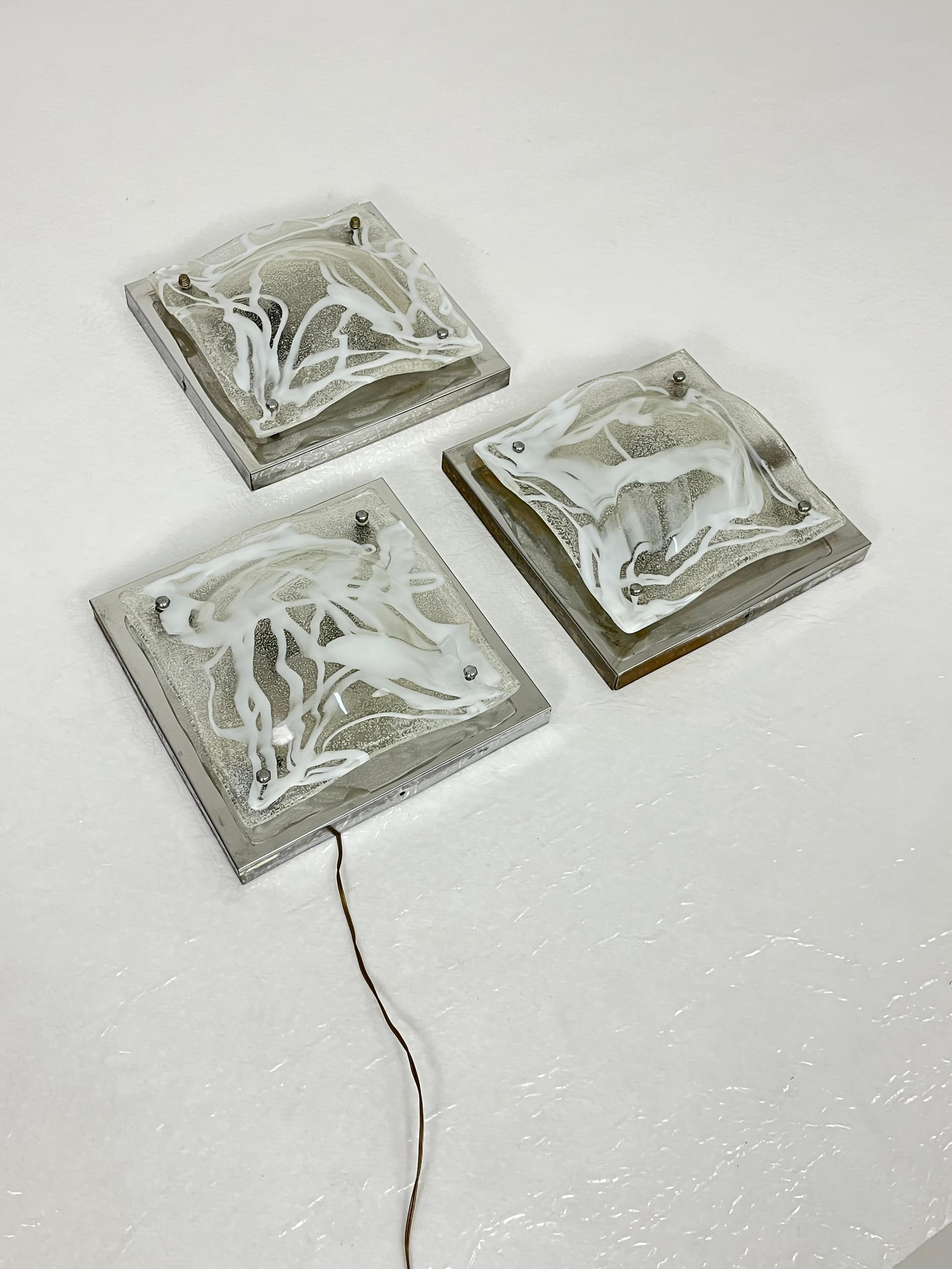 Italiano Set di 3 lampade da parete in vetro di Murano attribuite a Toni Zuccheri per Mazzega, anni '60 in vendita