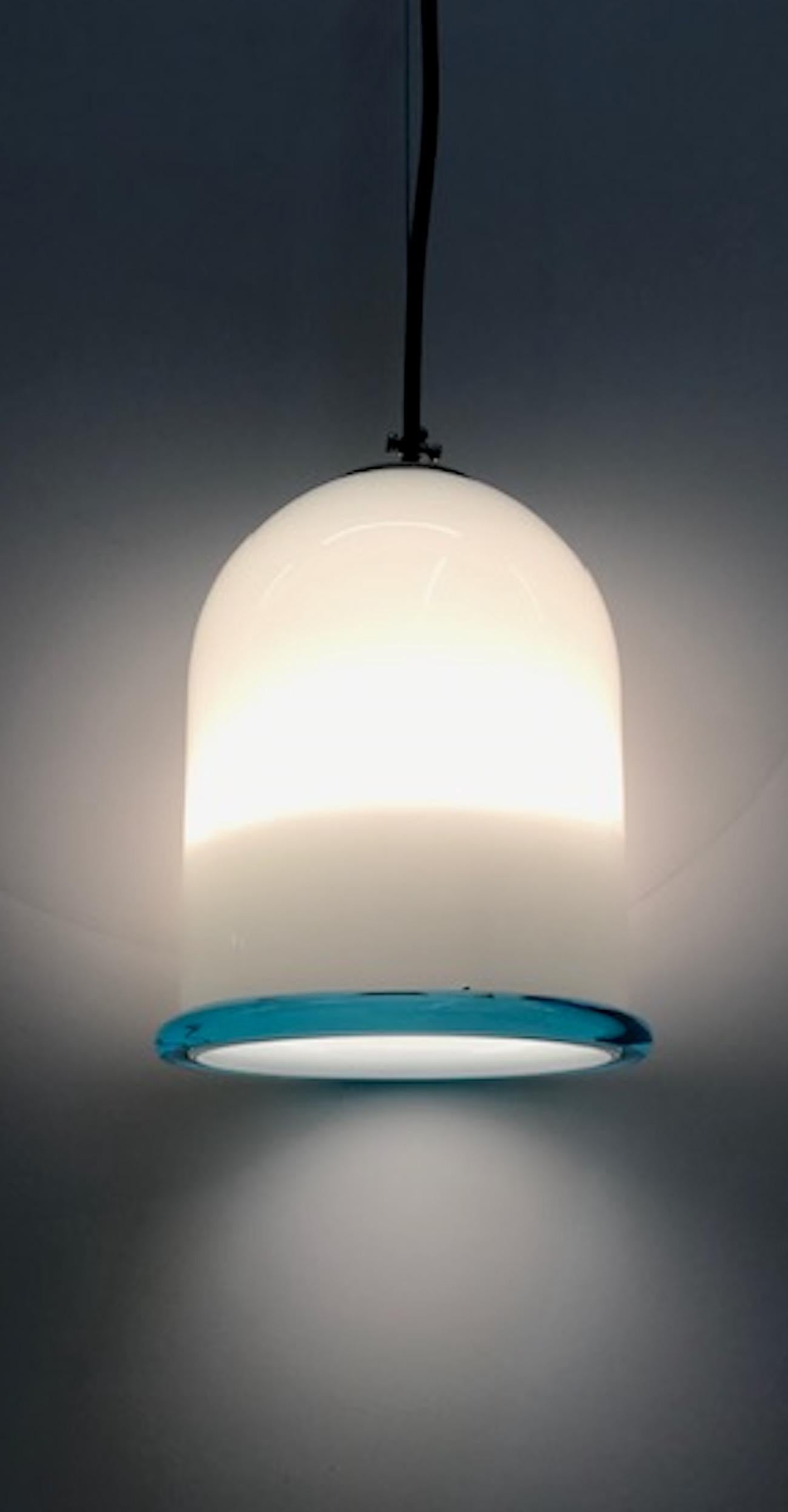Fin du 20e siècle Ensemble de 3 lampes à suspension en verre de Murano, Italie, avec dôme, par Lighting Company I3 en vente