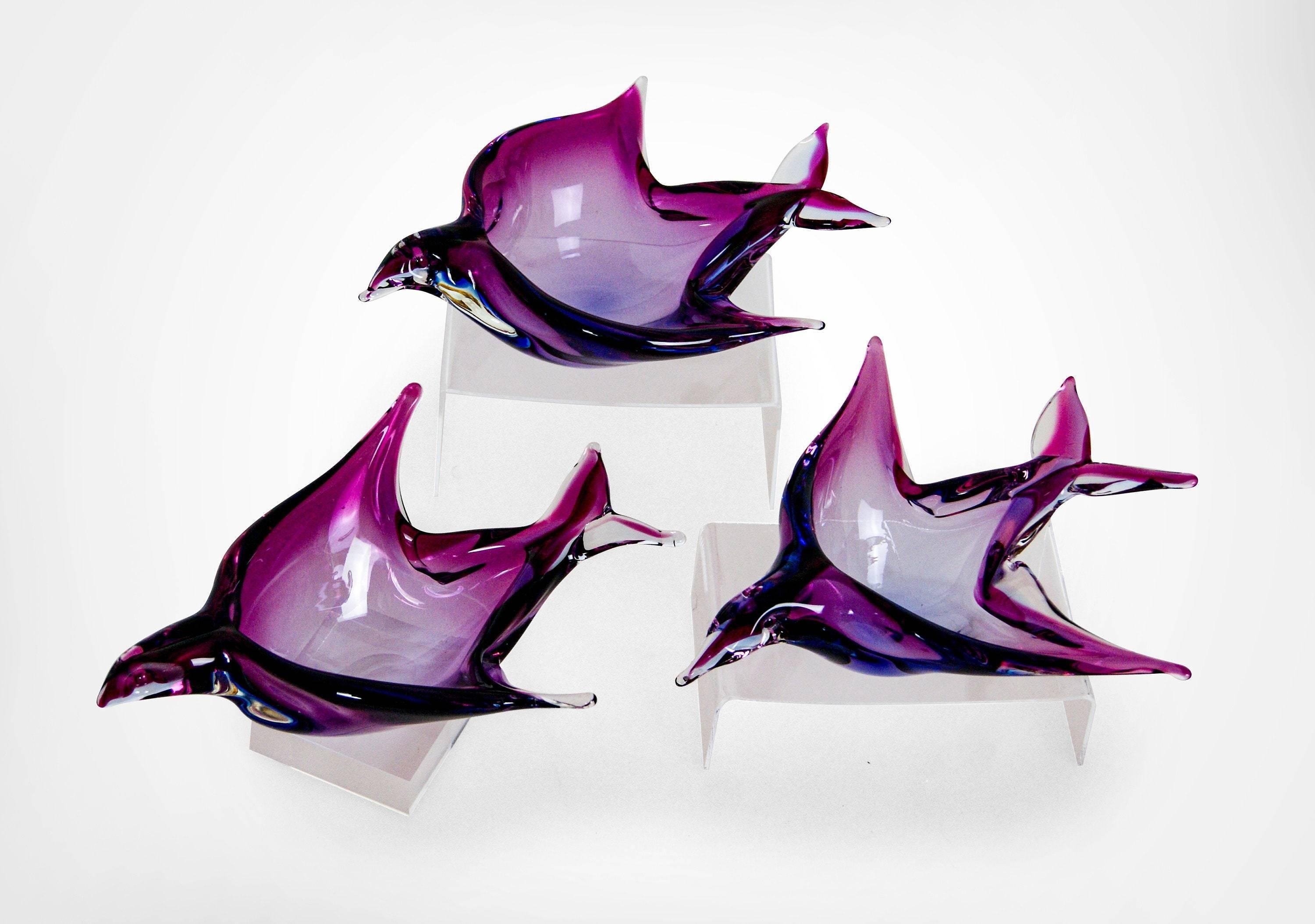 Set of 3 Mid-Century Murano Sommerso glass bird sculptural bowls..
Attributed to master glass artisan Flavio Poli for Seguso.
Thick walled pink and purple glass sculptural bowls in the form of birds mid flight.
Abstract and unusual.
In very good
