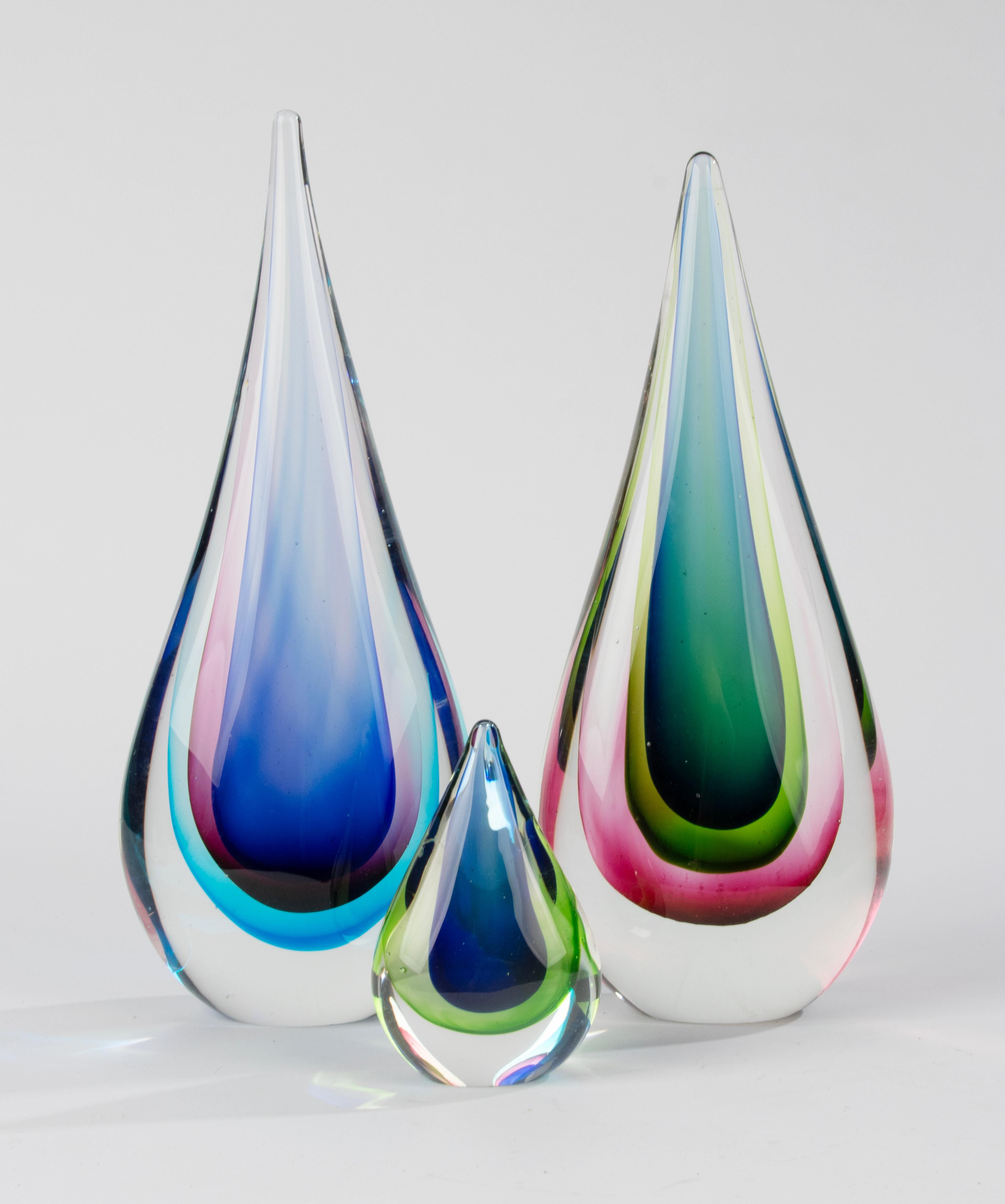 A beautiful set of 3 Murano art glass teardrop sculptures, attributed to Sommerso, by Italian designer Flavio Poli. 
The 3 sculptures are all in good condition. Beautiful colors and great quality. 

Dimension
Largest one: 12,5 x 8 cm and 30,5 cm