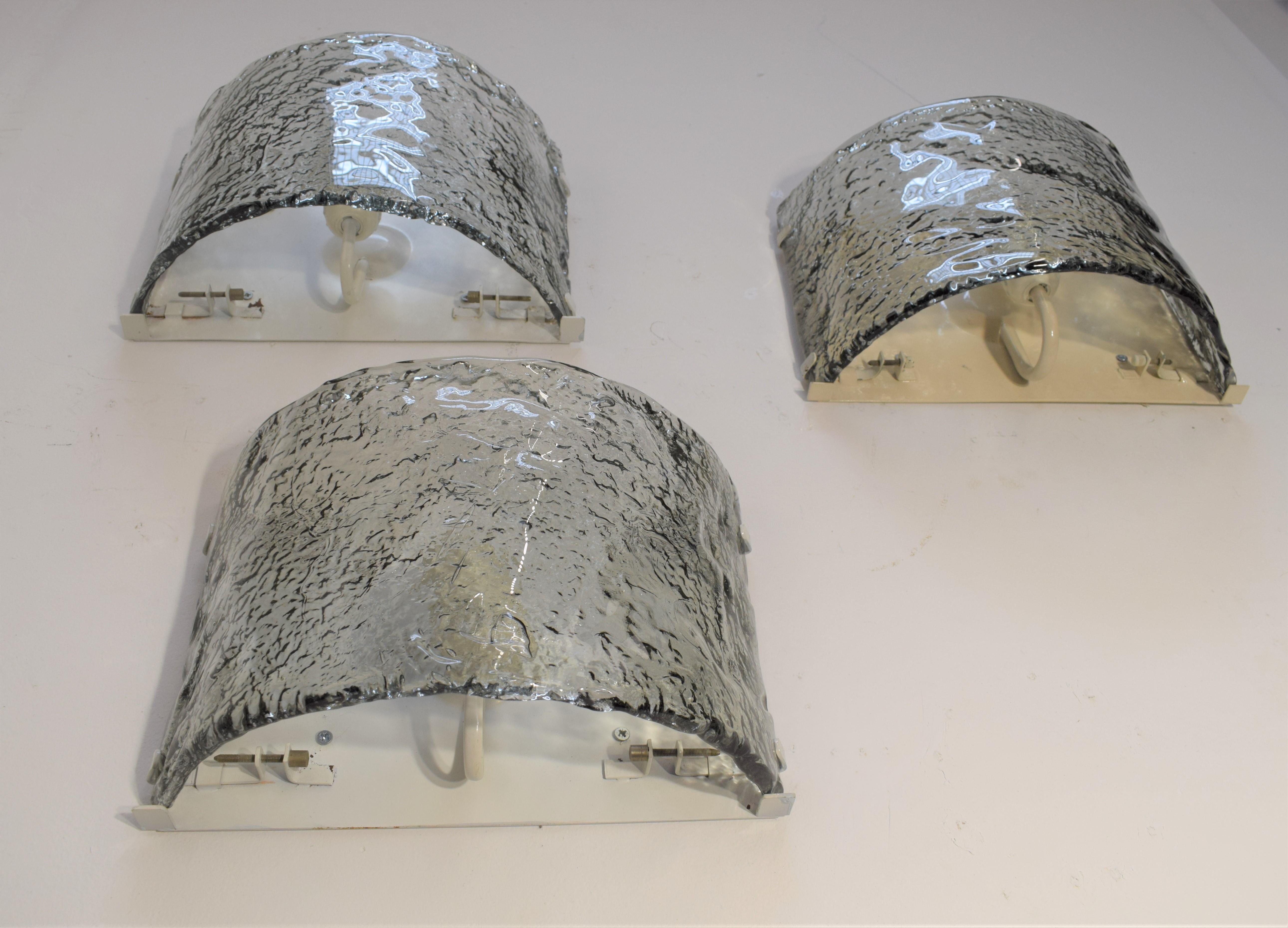 Set of 3 Murano wall lamps, 1960s.

Dimensions: H= 20 cm; W= 29 cm; D= 12 cm.