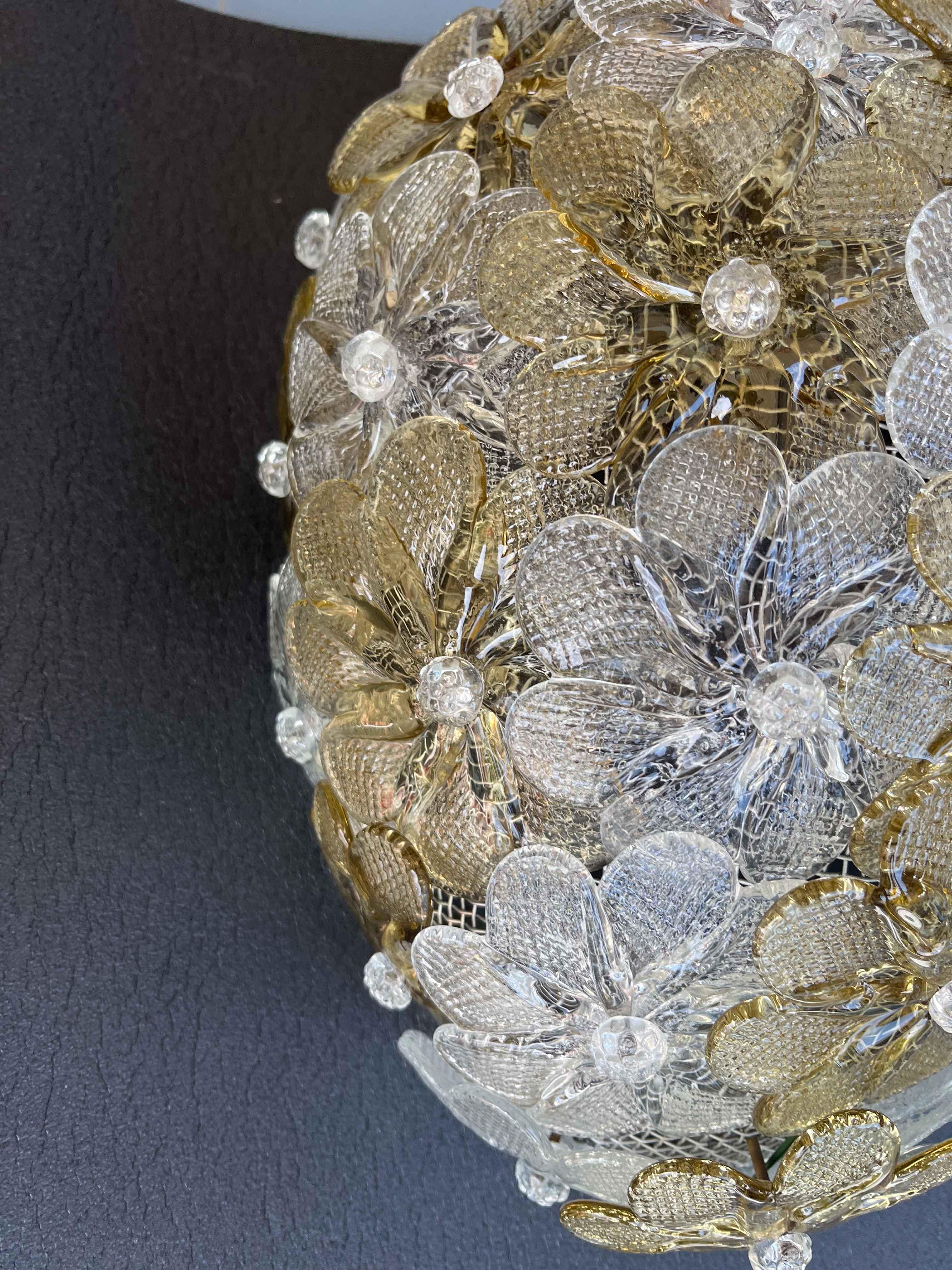 Bonito juego de 3 apliques con flores de cristal de Murano, fabricados por Seguso para Venini, Italia, años 60.
Cristal de Murano en color ámbar y transparente rico de flor.
Acomoda una bombilla E14 de rosca, norma europea, posible recableado para