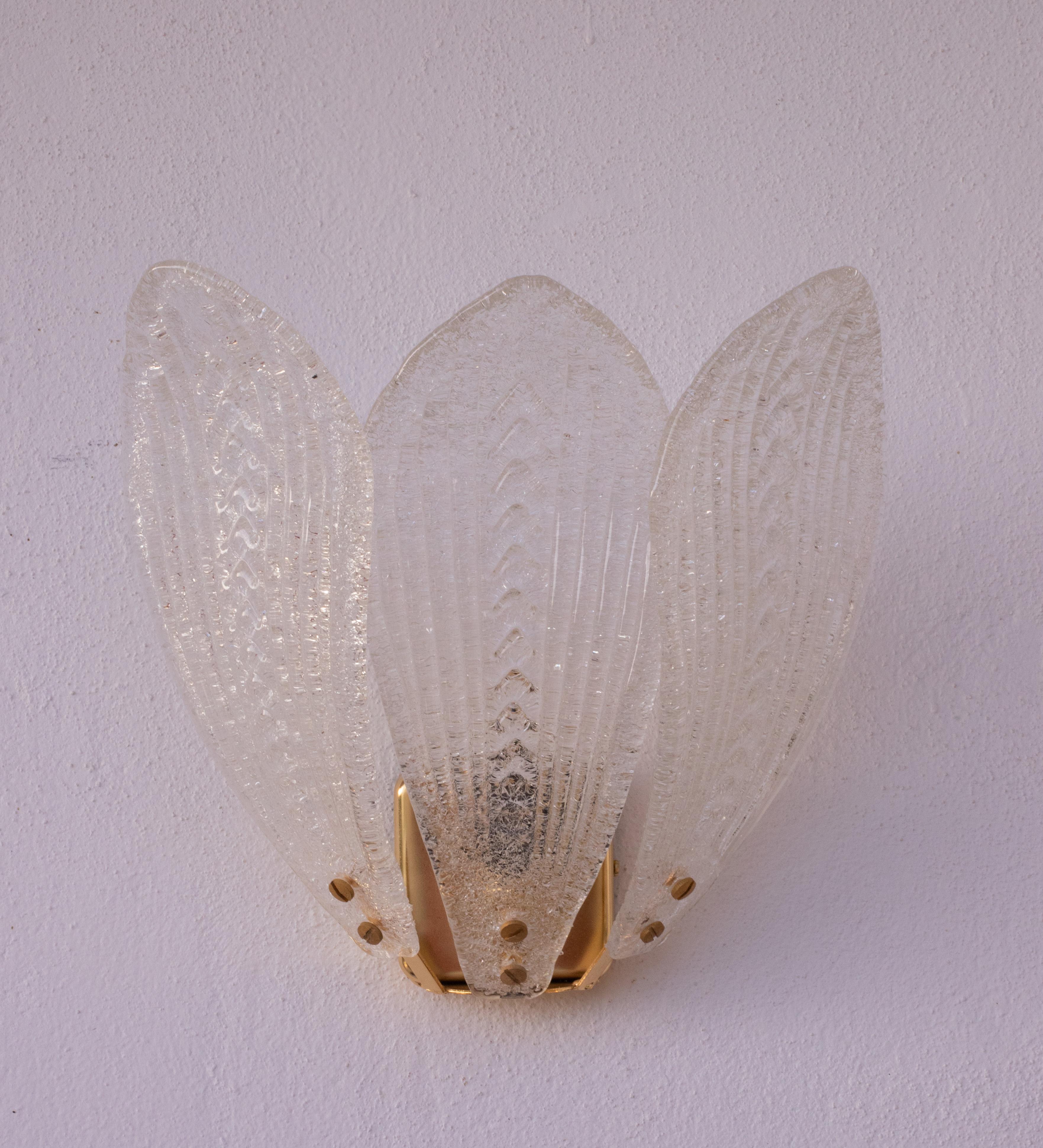 Atemberaubender Satz von 3 Murano Glas Wandlampen.

Die Lampen sind in perfektem Zustand mit einem neuen Goldbadrahmen.

Jede Lampe besteht aus 3 Blättern aus transparentem Glas.

Eine Lichtsteckdose, Möglichkeit der Verkabelung für Usa.

Maße: Höhe