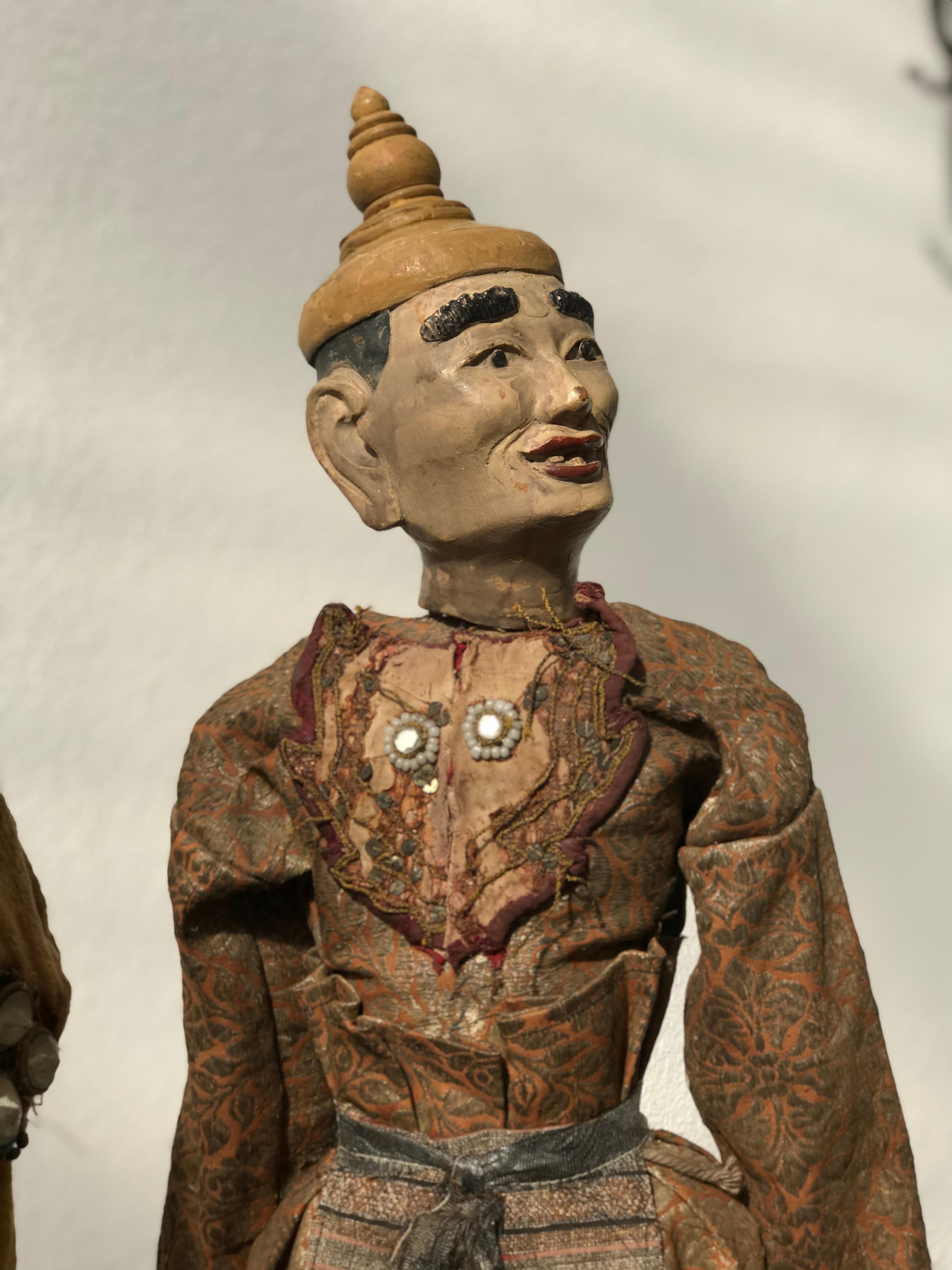 Descubre el patrimonio cultural con estos 3 muñecos de marioneta antiguos de Myanmar: tres piezas bellamente elaboradas que antaño se utilizaban en el titiritero tradicional, rebosantes de historia y detalles artísticos.
