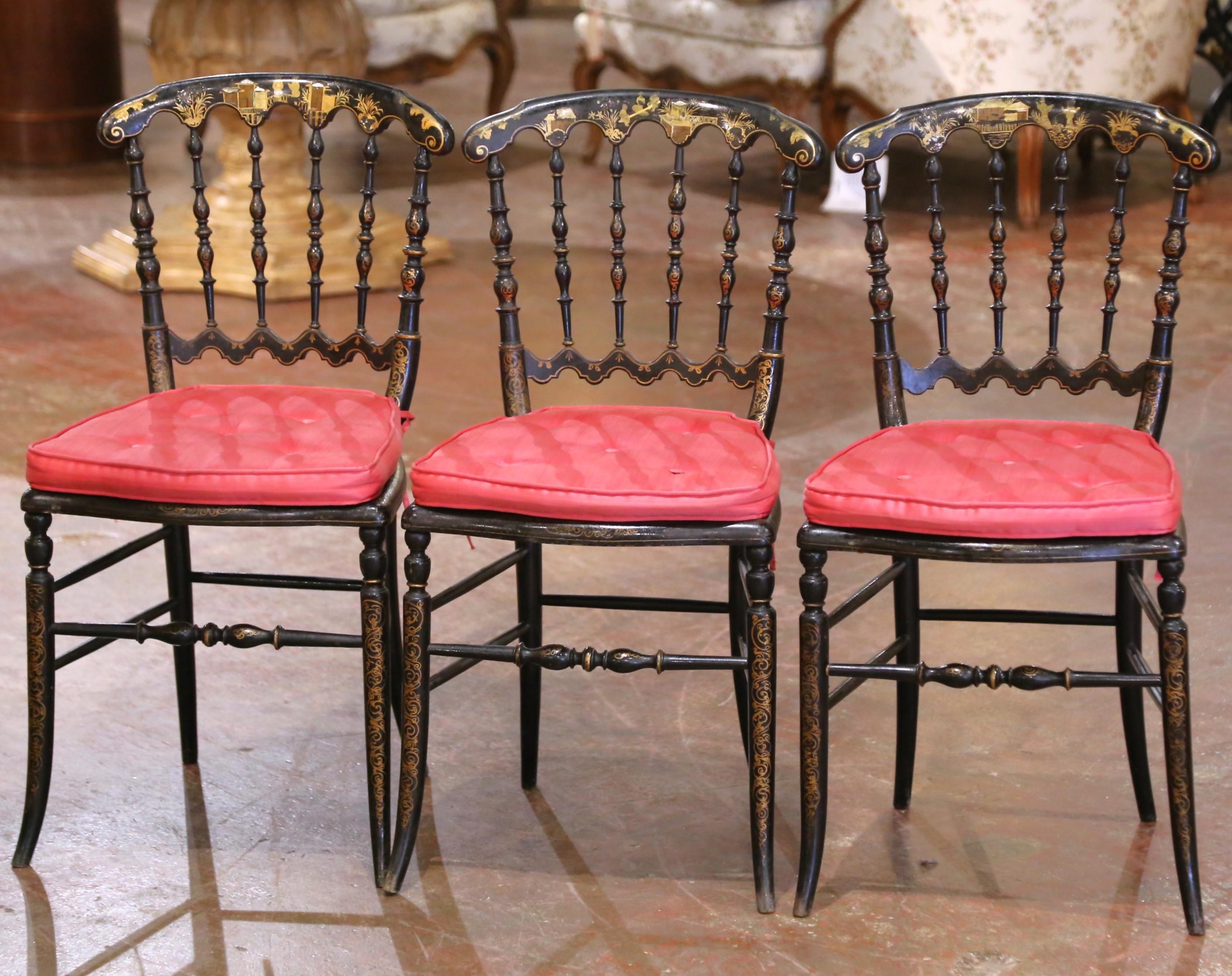 
Questo elegante set di tre poltrone è stato realizzato in Francia durante il periodo di Napoleone III, intorno al 1870. Le sedie presentano una finitura in legno ebanizzato evidenziata da intricati motivi di cineserie dorati e dipinti a mano, tra