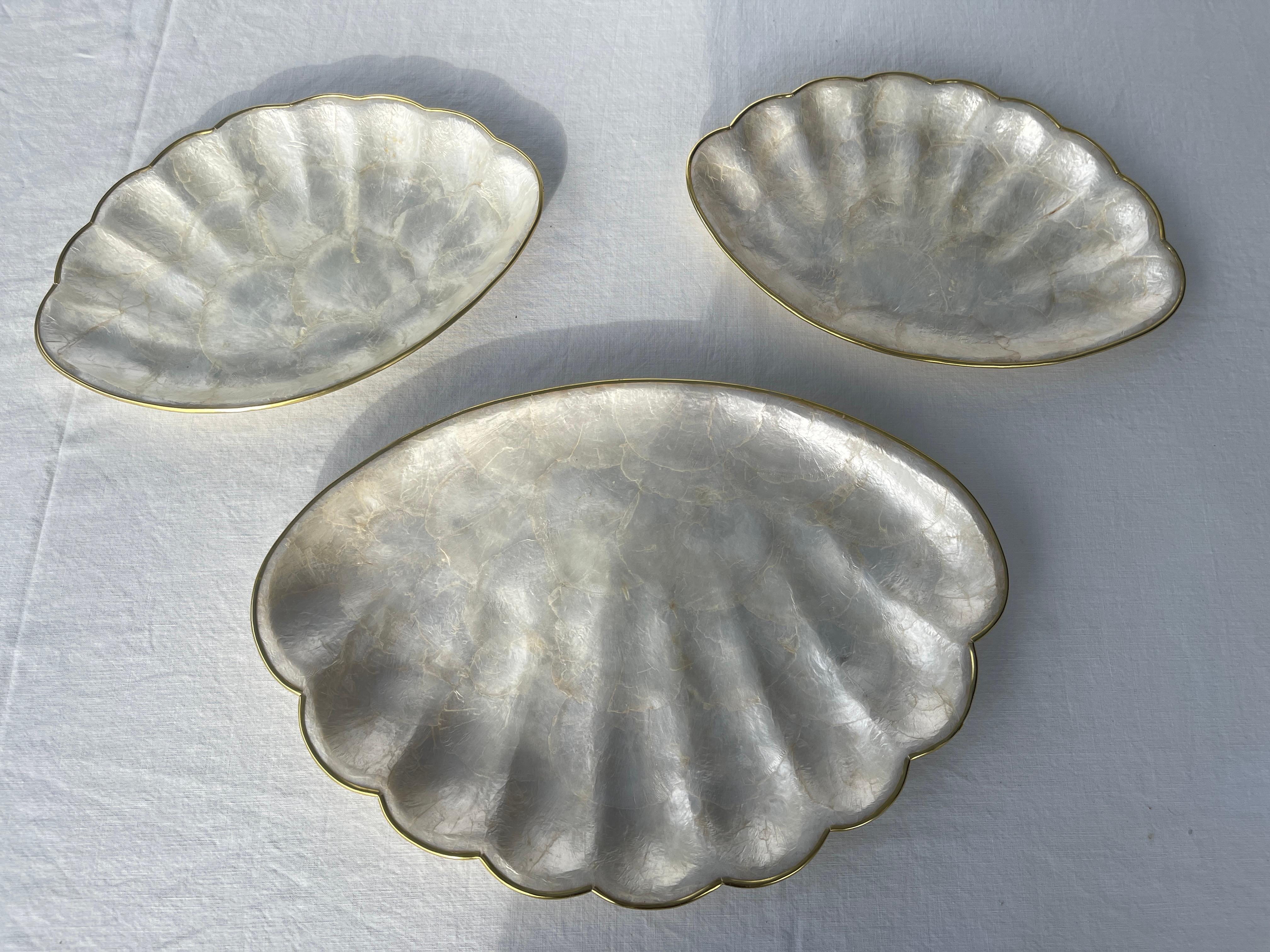 Set von 3 natürlichen Capiz-Muschel-Applikationsschalen-Serviertabletts (Moderne der Mitte des Jahrhunderts) im Angebot