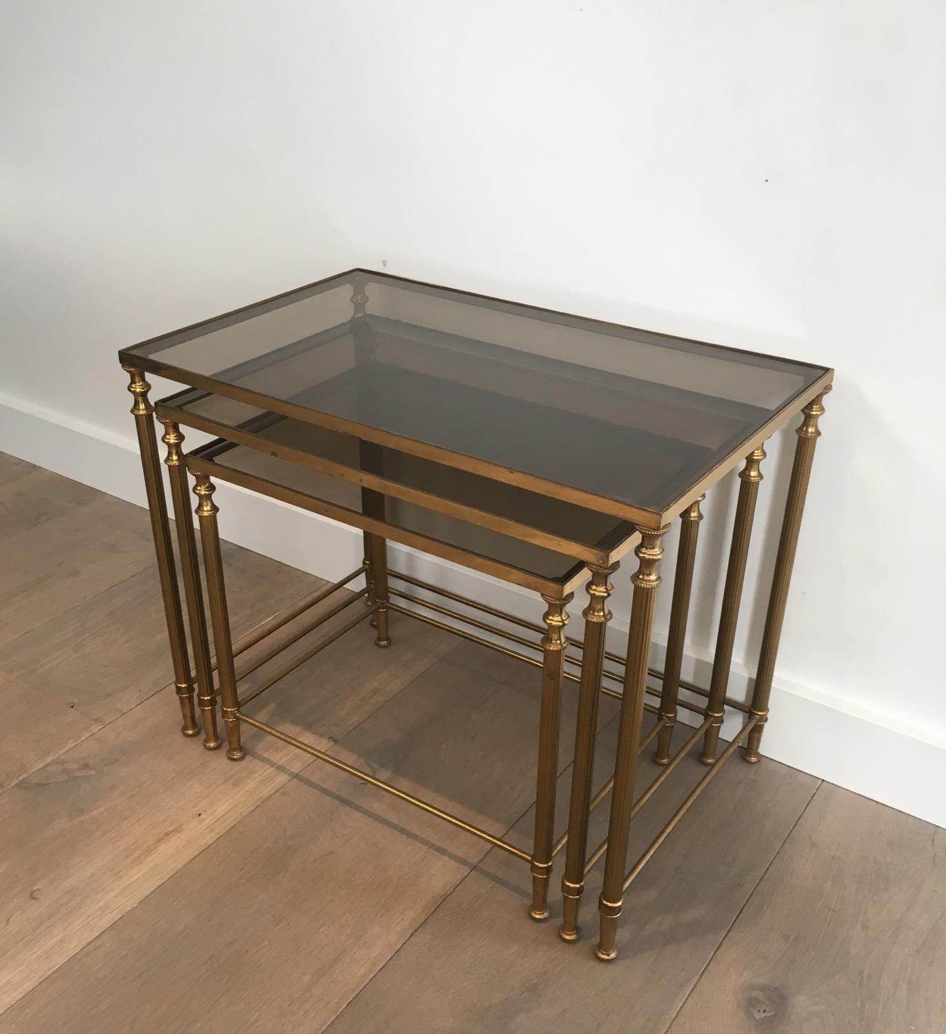 Set of 3 Neoclassical Brass Nesting Tables, in the Style of Maison Jansen In Good Condition For Sale In Marcq-en-Barœul, Hauts-de-France
