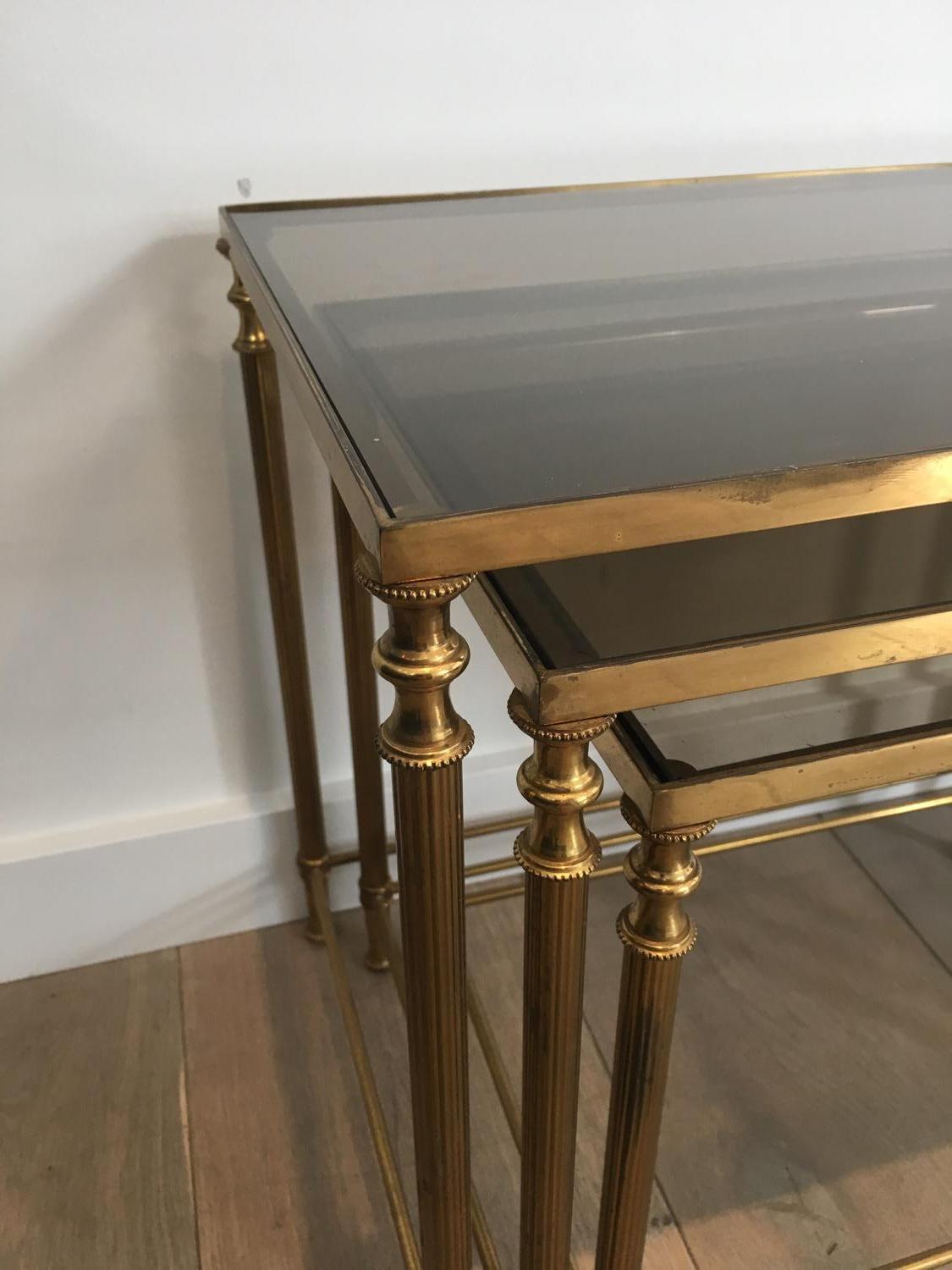 Milieu du XXe siècle Ensemble de 3 tables gigognes néoclassiques en laiton, dans le style de la Maison Jansen en vente