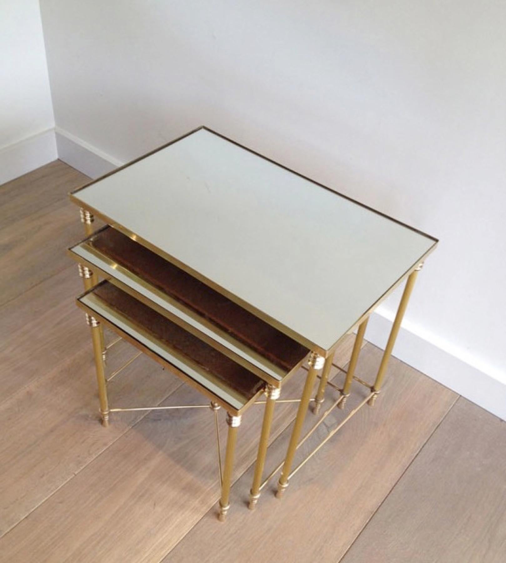 Ensemble de 3 tables gigognes de style néoclassique en laiton avec plateau en miroir, œuvre française en vente 5