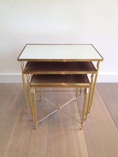 Ensemble de 3 tables gigognes de style néoclassique en laiton avec plateau en miroir, œuvre française