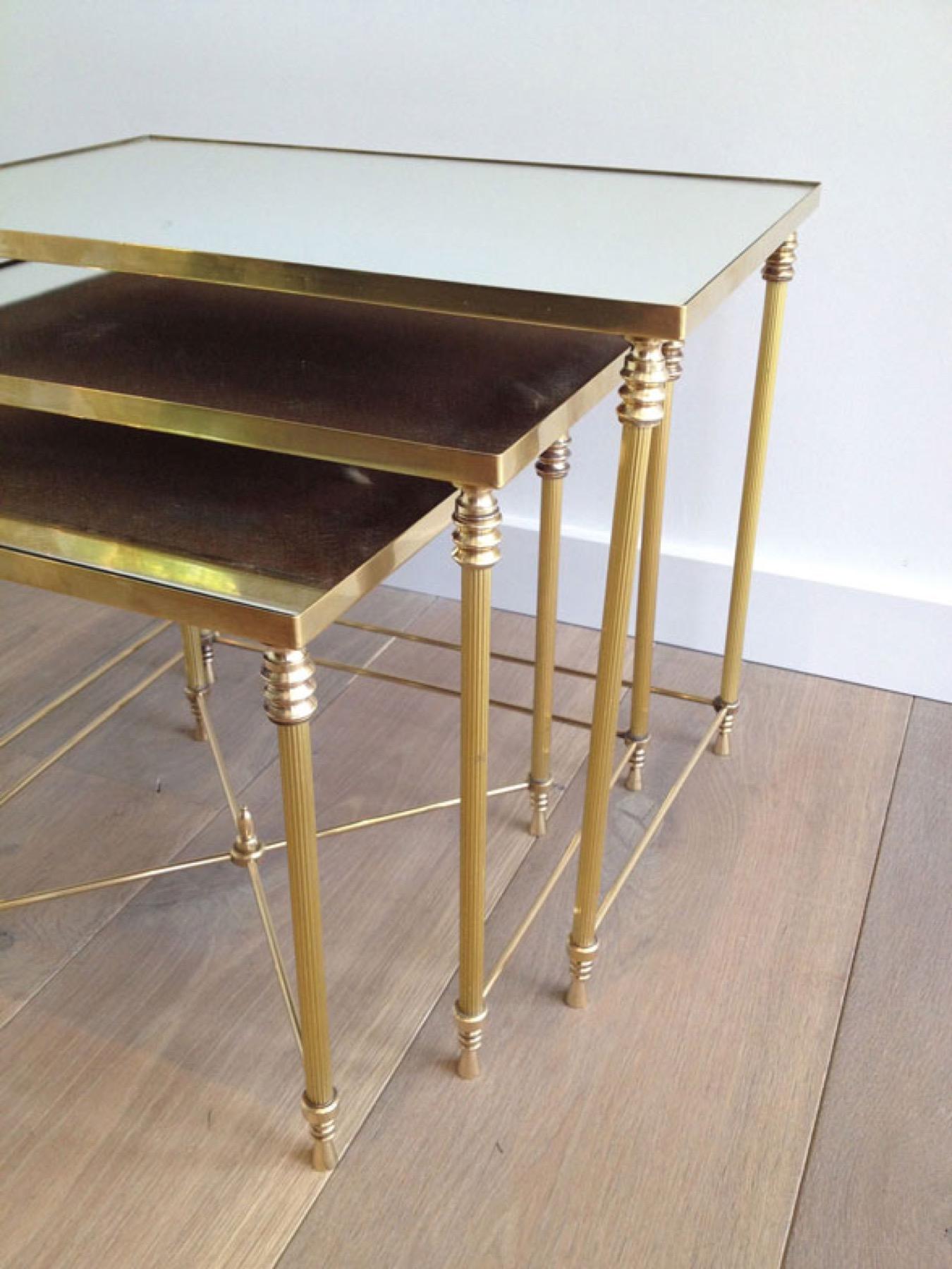 Set of 3 Neoclassical Style Brass Nesting Tables with Mirror Tops, French Work In Good Condition For Sale In Marcq-en-Barœul, Hauts-de-France