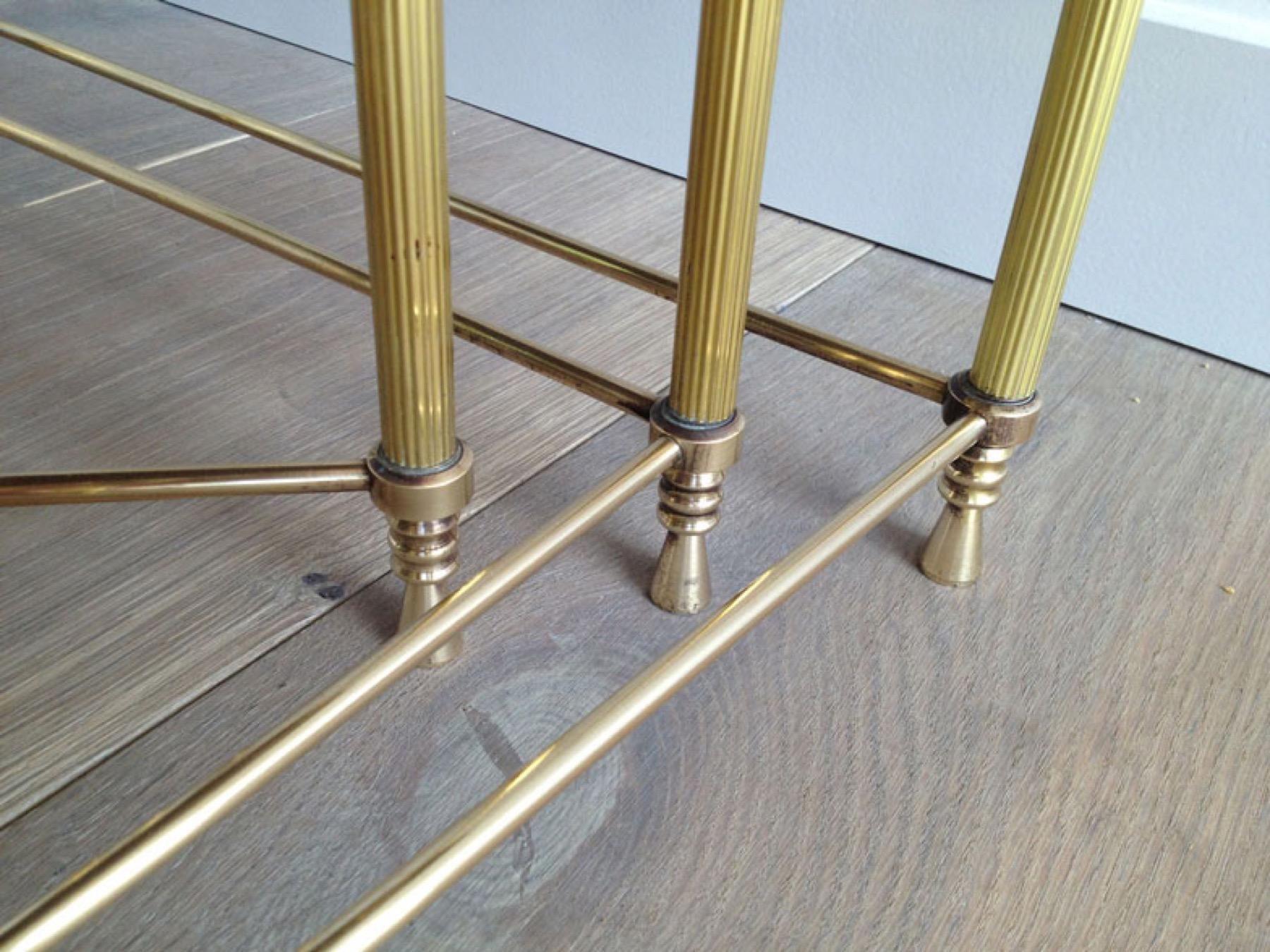 Laiton Ensemble de 3 tables gigognes de style néoclassique en laiton avec plateau en miroir, œuvre française en vente