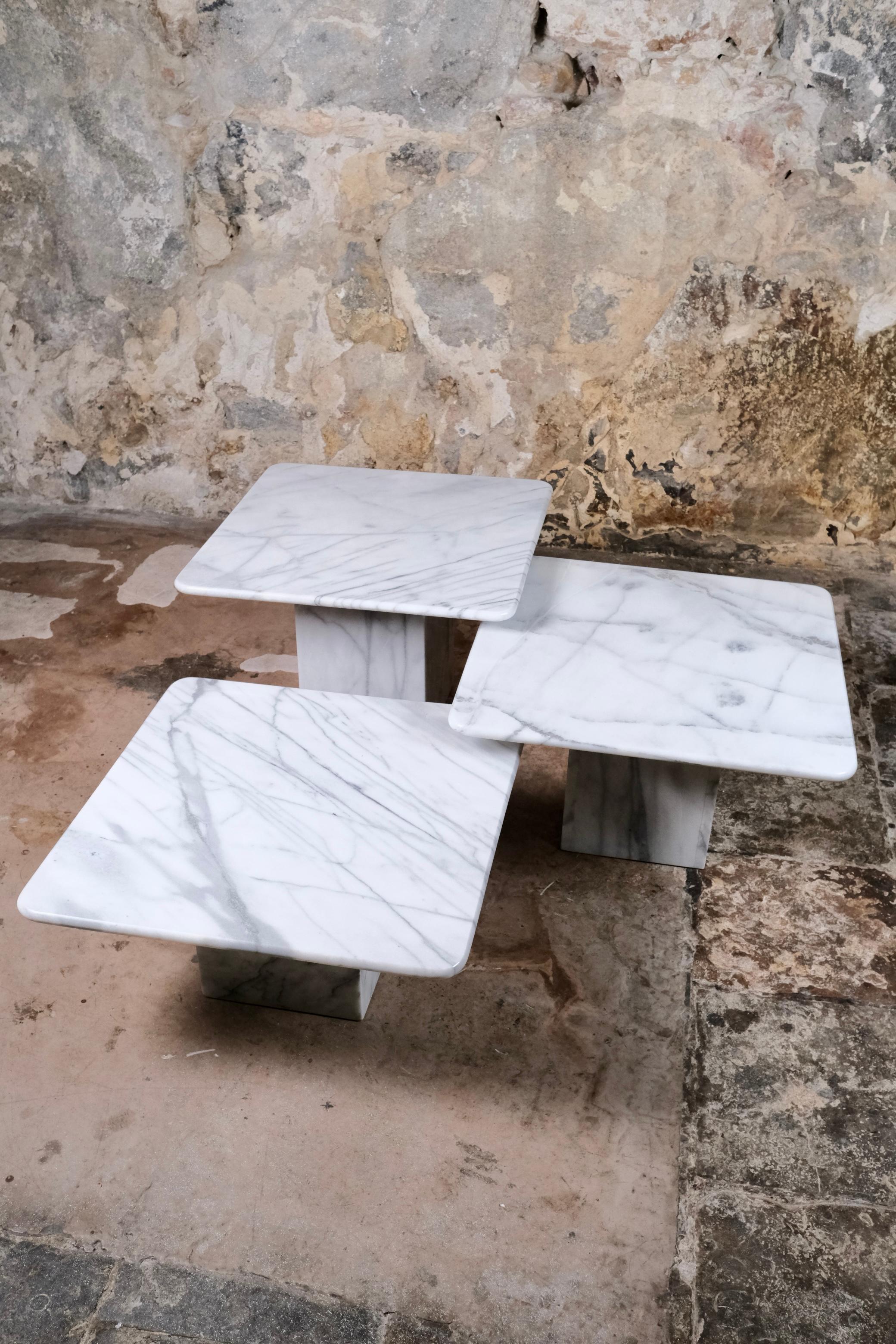 Ensemble de trois tables gigognes en marbre italien, années 1980
Elegant ensemble de trois tables basses gigognes, fabriquées en Italie dans les années 1980. Chaque table est réalisée en marbre richement veiné, avec des tons gris raffinés et des