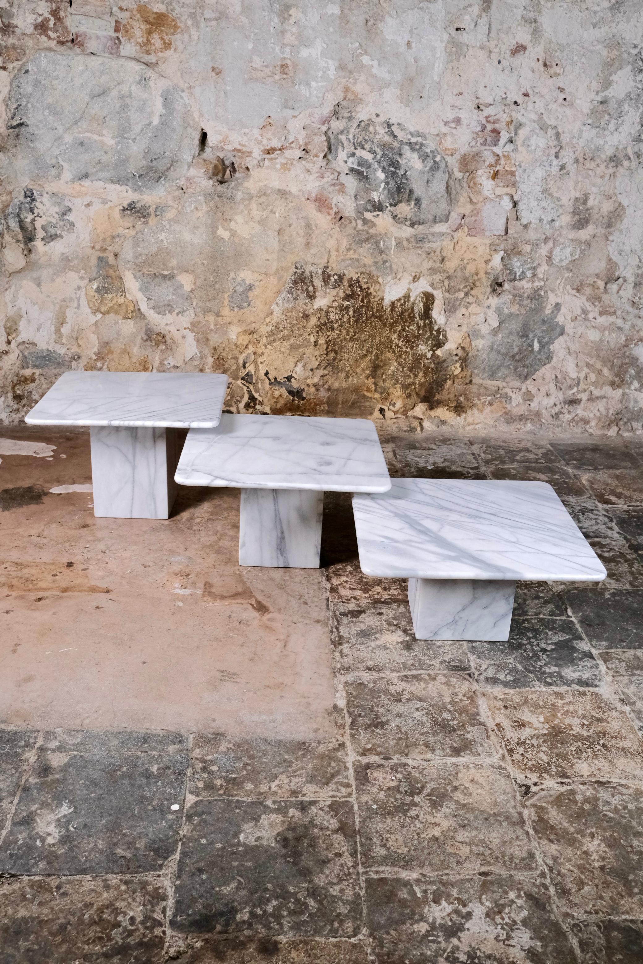 Fin du 20e siècle Ensemble de 3 tables basses gigognes en marbre, Italie, années 1980 en vente