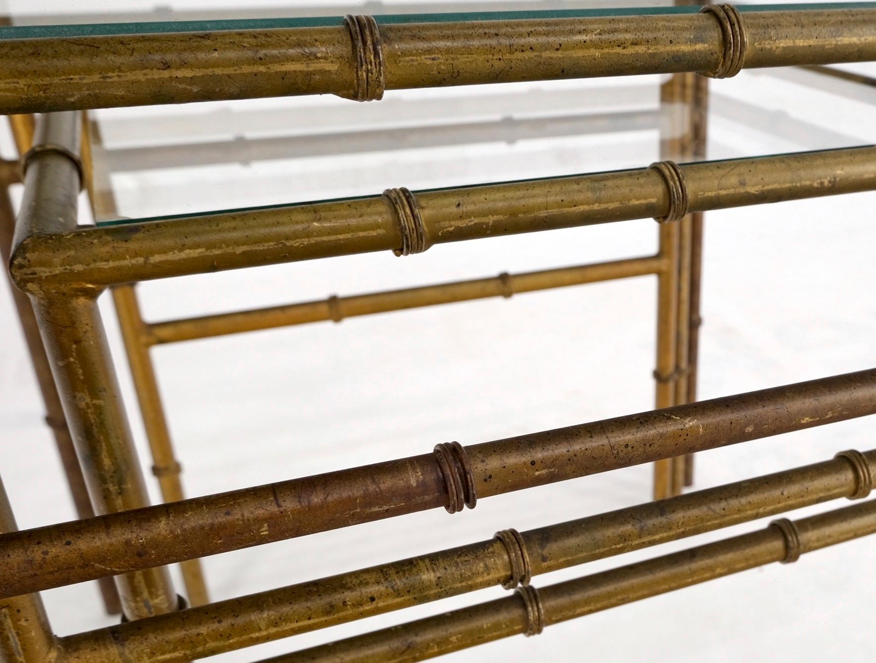 Ensemble de 3 tables d'appoint empilables en métal doré imitation bambou avec plateau en verre en vente 4