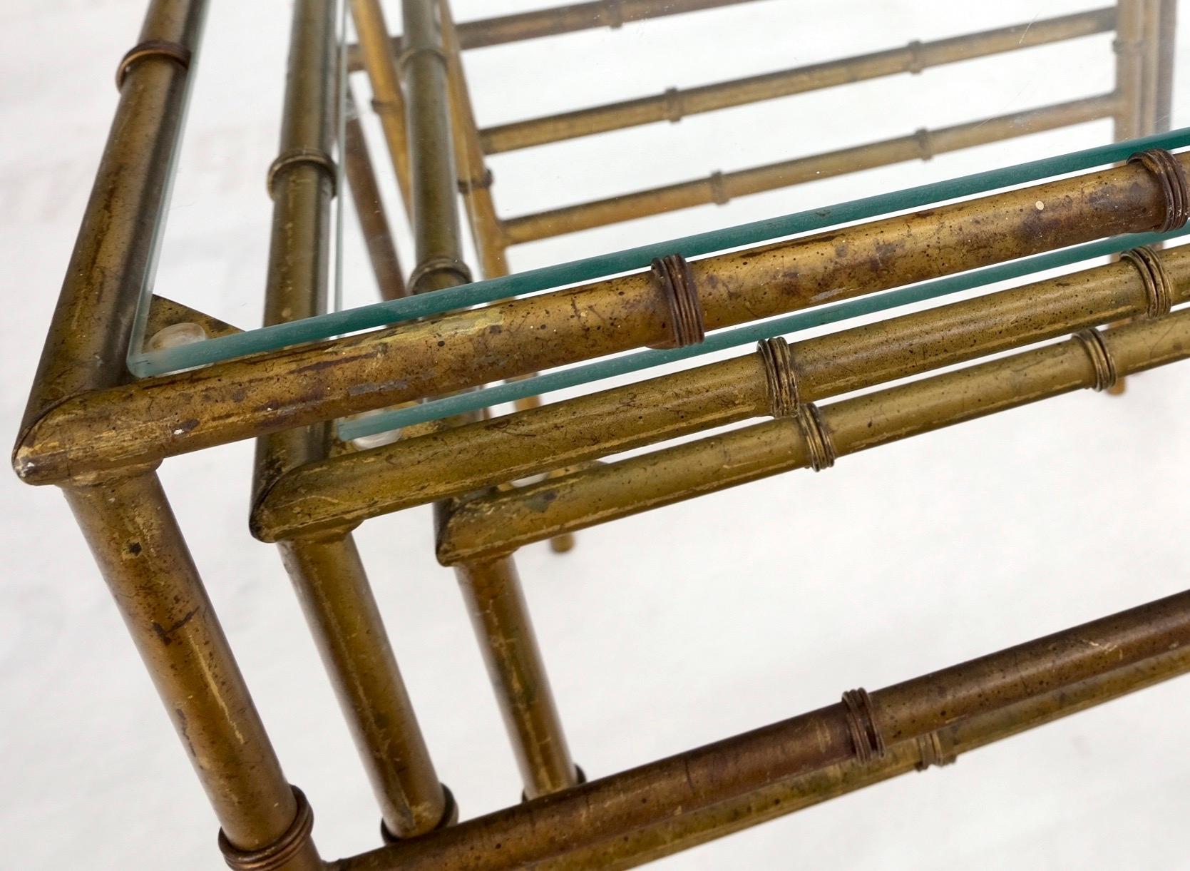 Ensemble de 3 tables d'appoint empilables en métal doré imitation bambou avec plateau en verre en vente 5