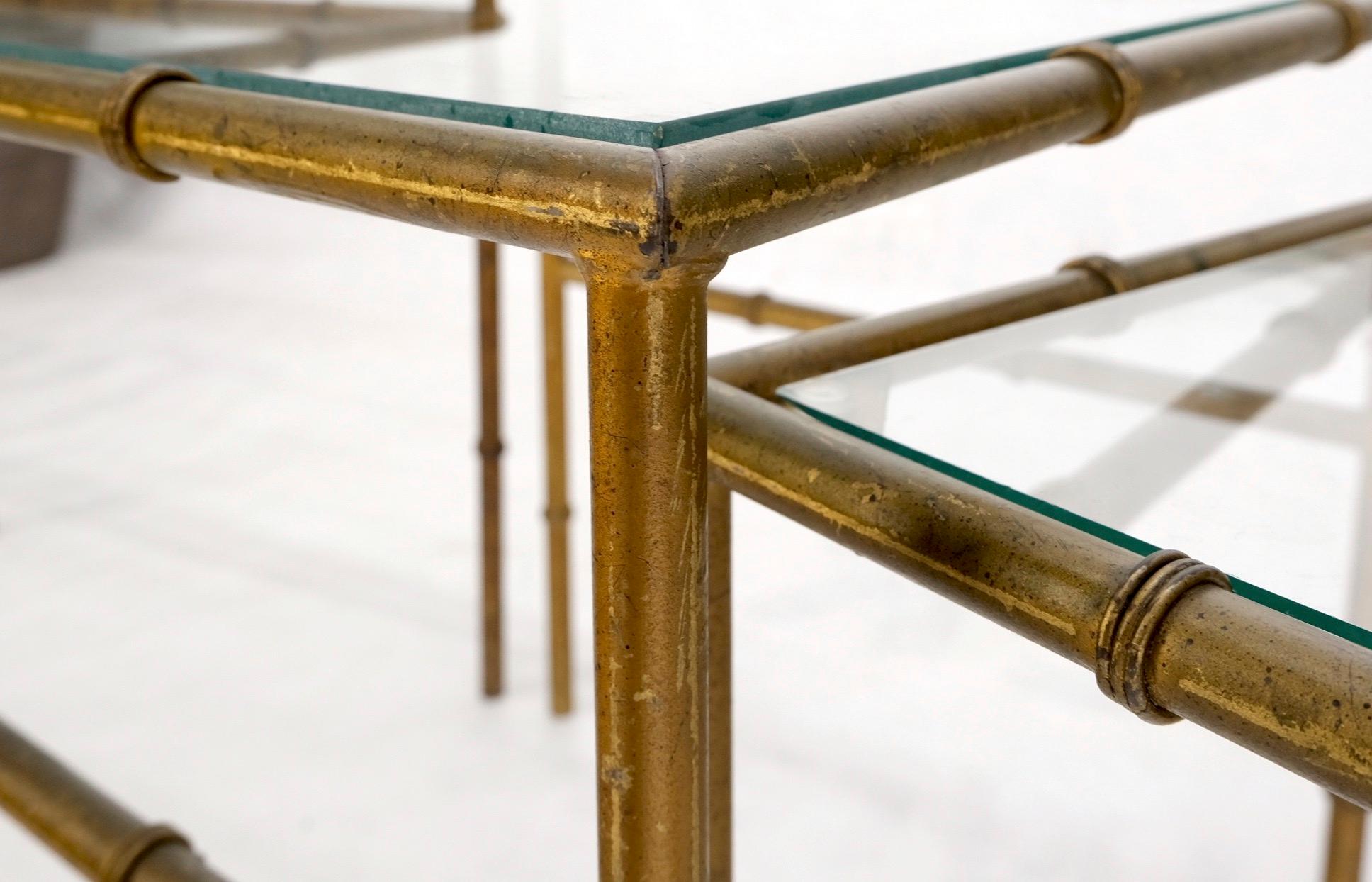Hollywood Regency Ensemble de 3 tables d'appoint empilables en métal doré imitation bambou avec plateau en verre en vente