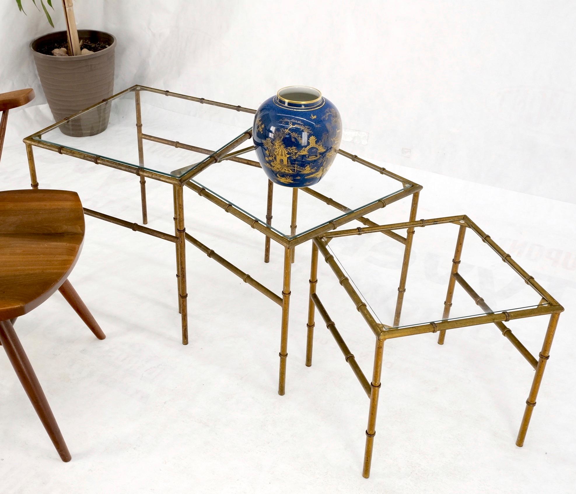 Ensemble de 3 tables d'appoint empilables en métal doré imitation bambou avec plateau en verre en vente 1