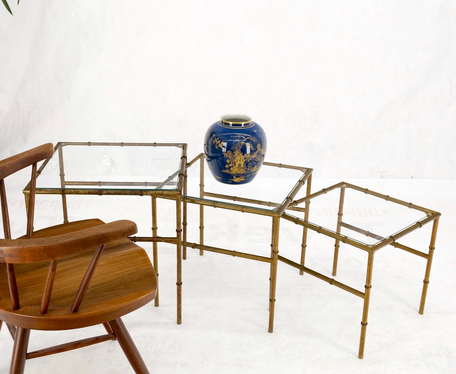 Ensemble de 3 tables d'appoint empilables en métal doré imitation bambou avec plateau en verre en vente 2