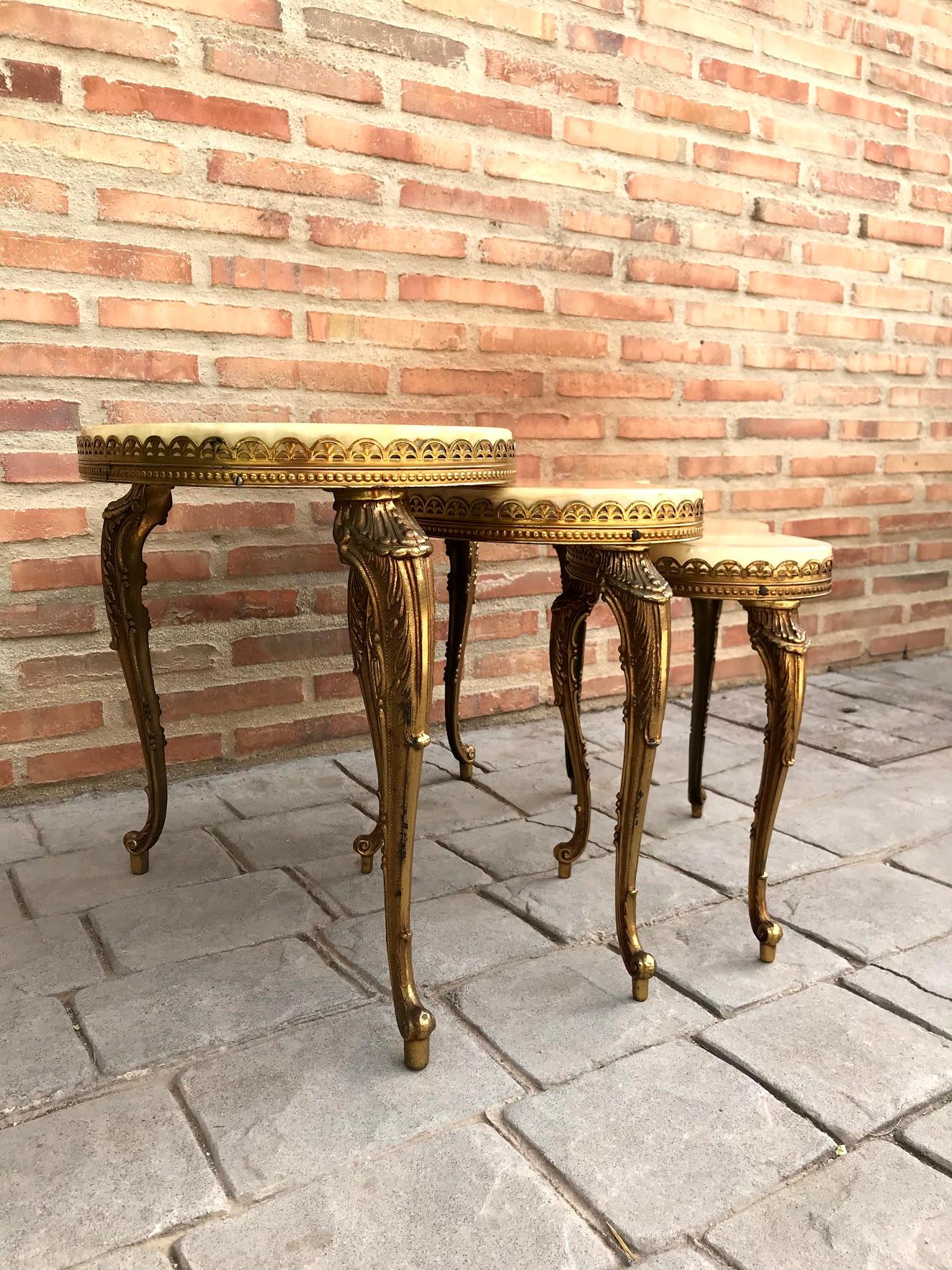 Set of 3 Nesting Onyx, Brass Kidney Shaped Coffee Side Tables, Italy, 1970s 1