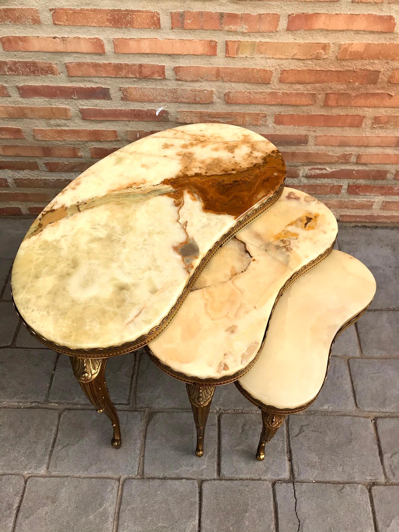 Set of 3 Nesting Onyx, Brass Kidney Shaped Coffee Side Tables, Italy, 1970s 3