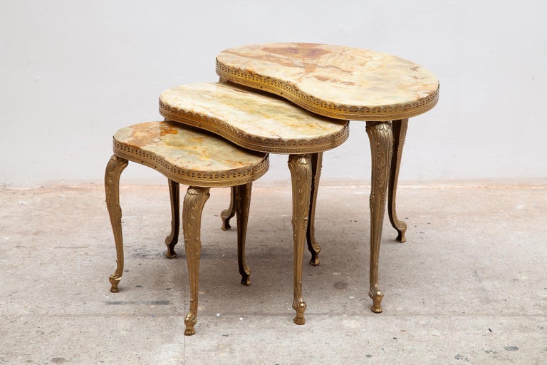 Hollywood Regency Set of 3 Nesting Onyx, Brass Kidney Shaped Coffee Side Tables, Italy, 1970s For Sale