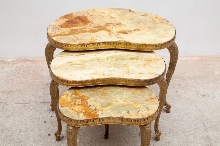Italian Set of 3 Nesting Onyx, Brass Kidney Shaped Coffee Side Tables, Italy, 1970s For Sale