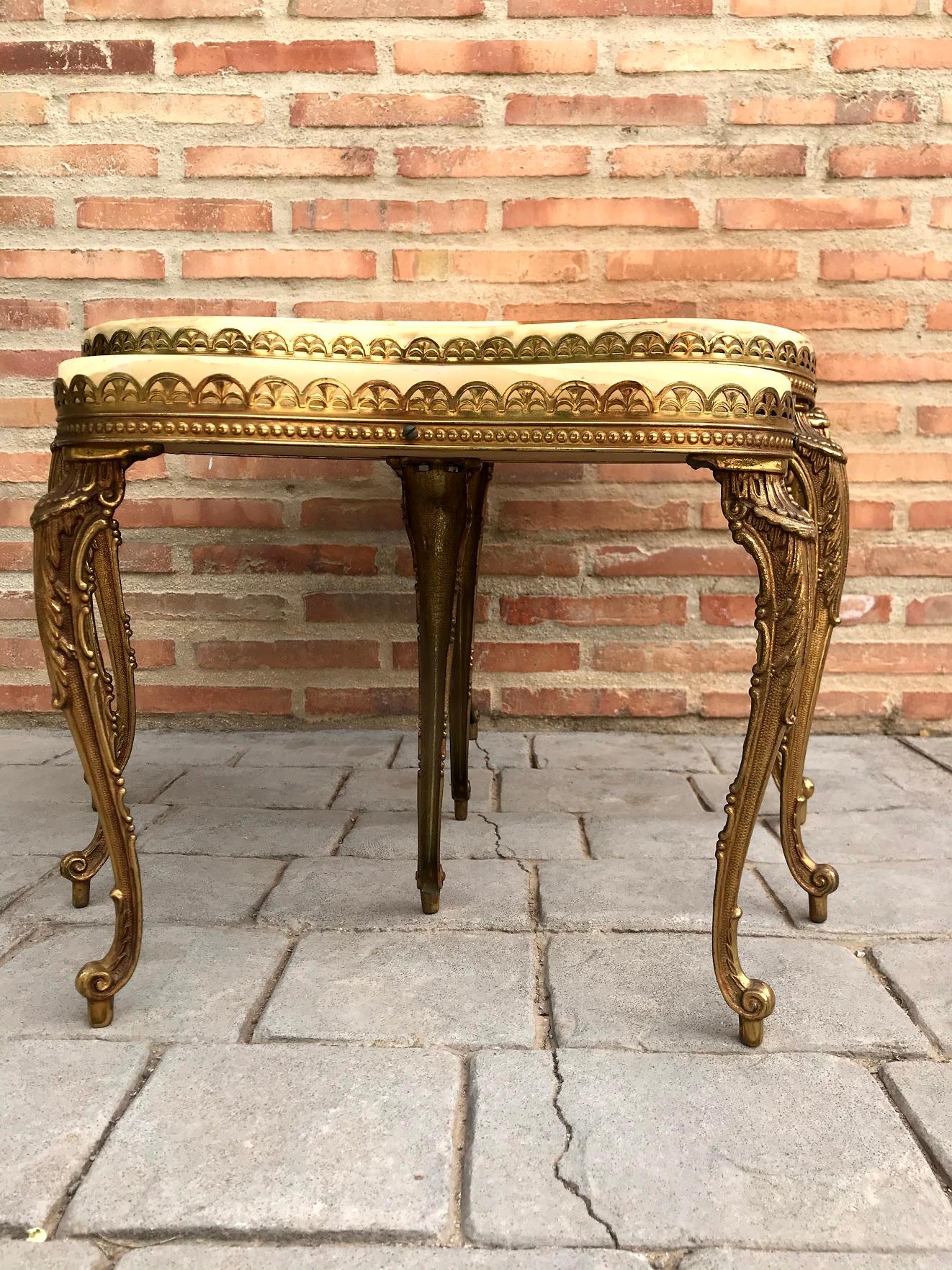 Hollywood Regency Set of 3 Nesting Onyx, Brass Kidney Shaped Coffee Side Tables, Italy, 1970s