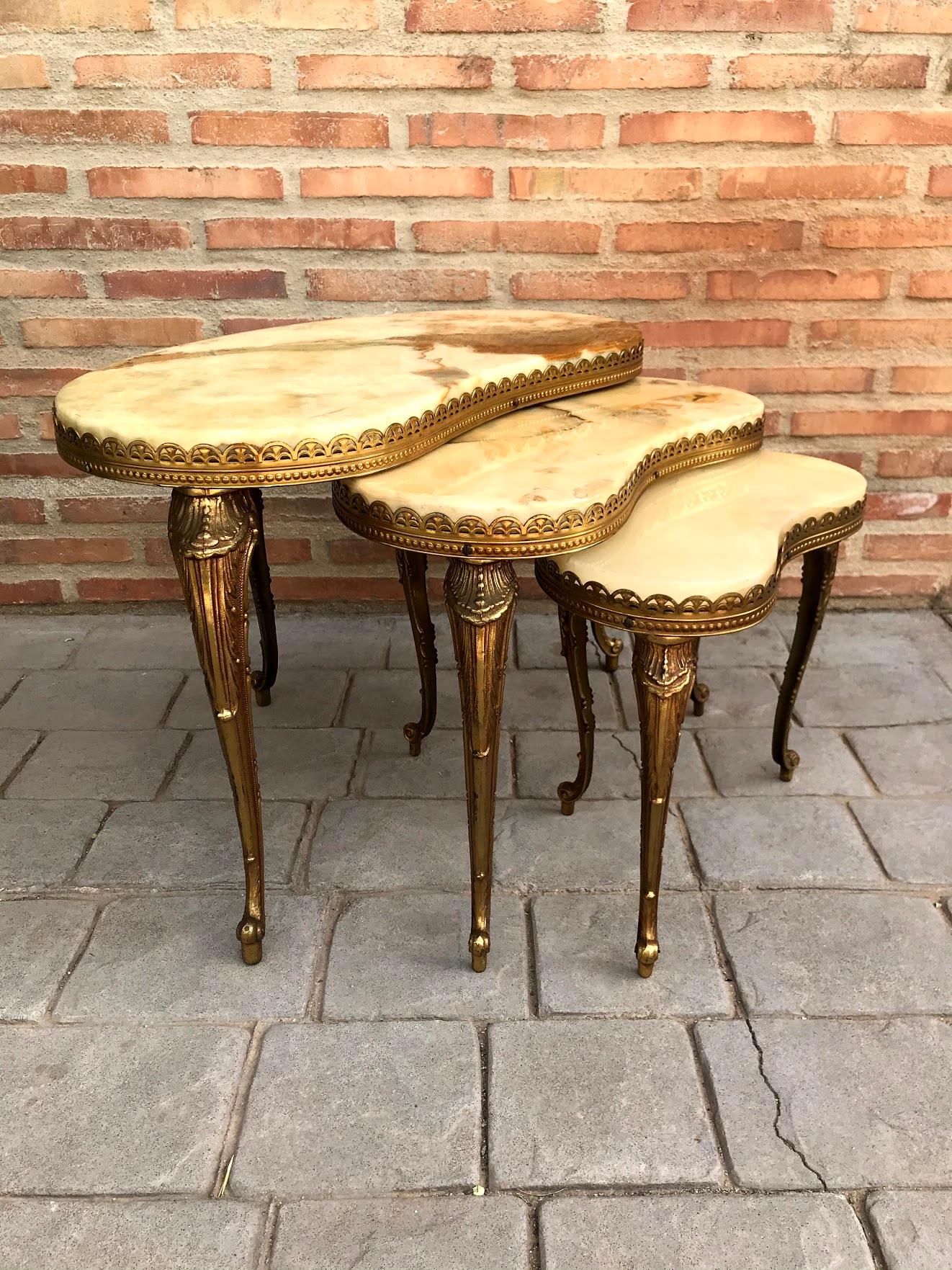 Italian Set of 3 Nesting Onyx, Brass Kidney Shaped Coffee Side Tables, Italy, 1970s