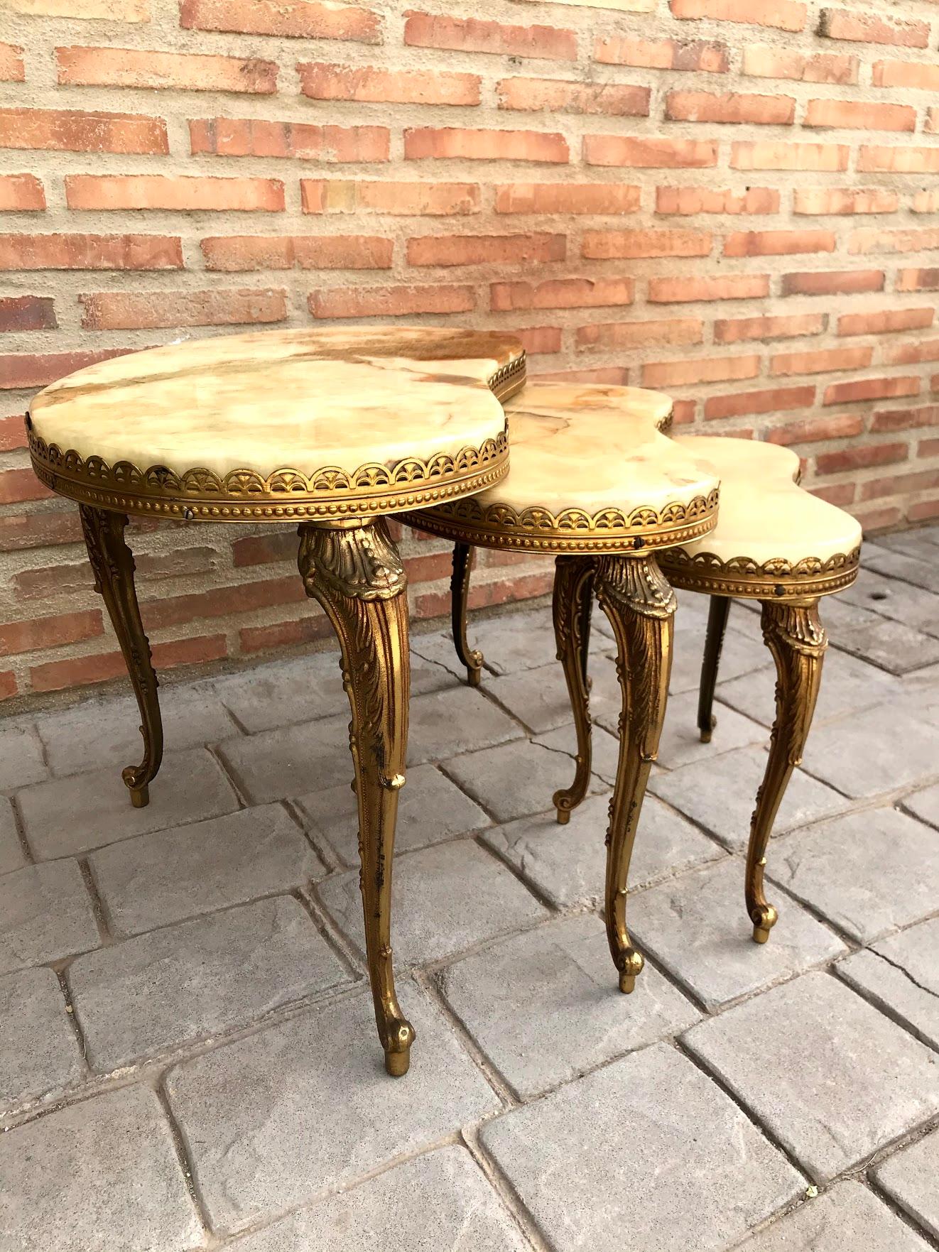 Set of 3 Nesting Onyx, Brass Kidney Shaped Coffee Side Tables, Italy, 1970s In Good Condition In Miami, FL