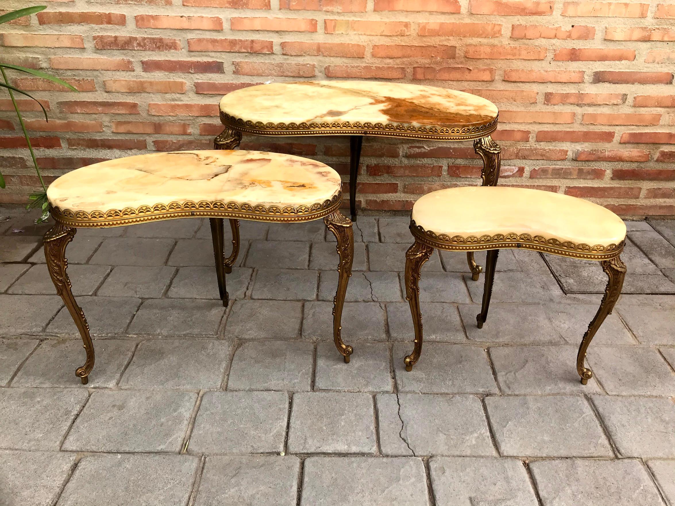 20th Century Set of 3 Nesting Onyx, Brass Kidney Shaped Coffee Side Tables, Italy, 1970s