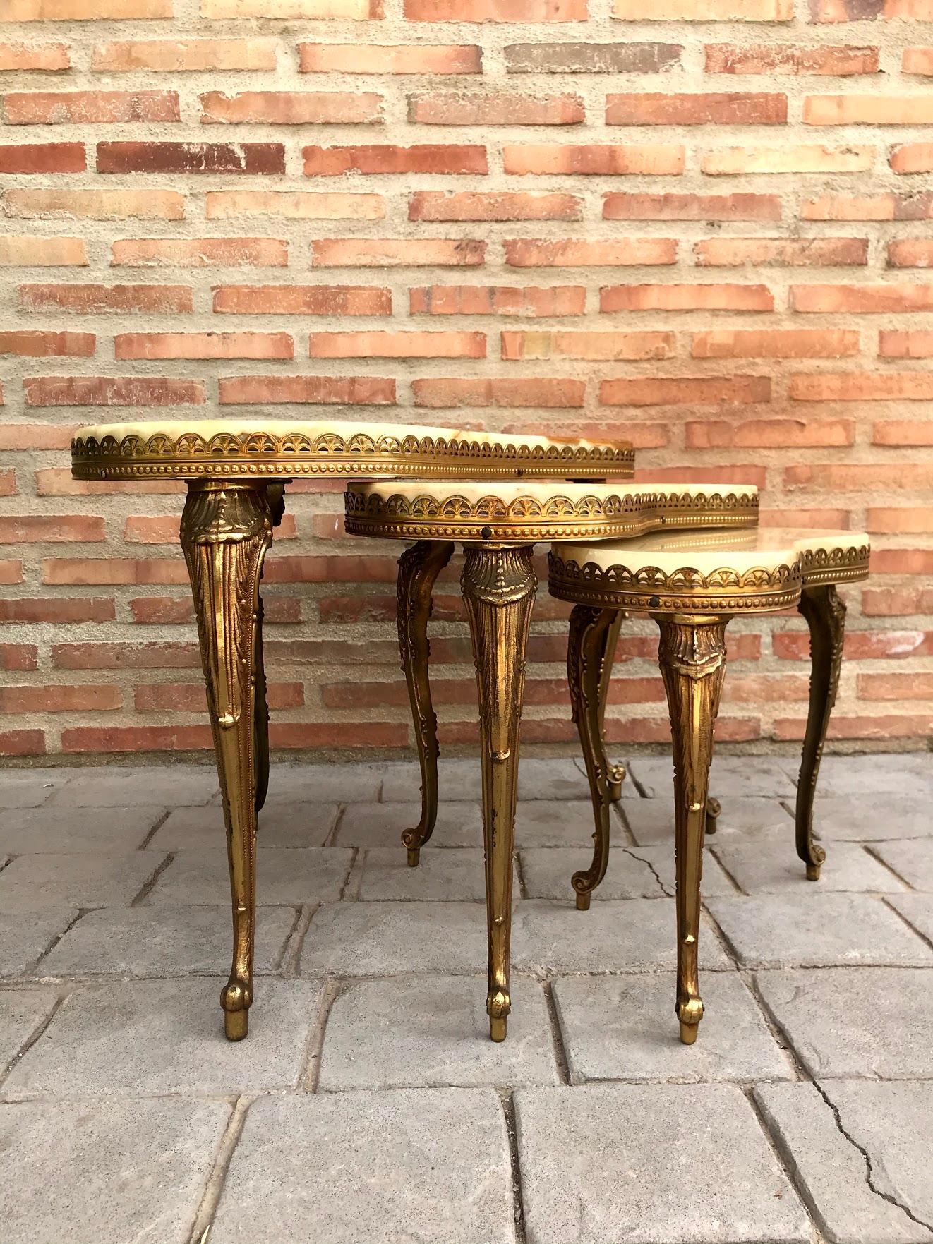 Bronze Set of 3 Nesting Onyx, Brass Kidney Shaped Coffee Side Tables, Italy, 1970s