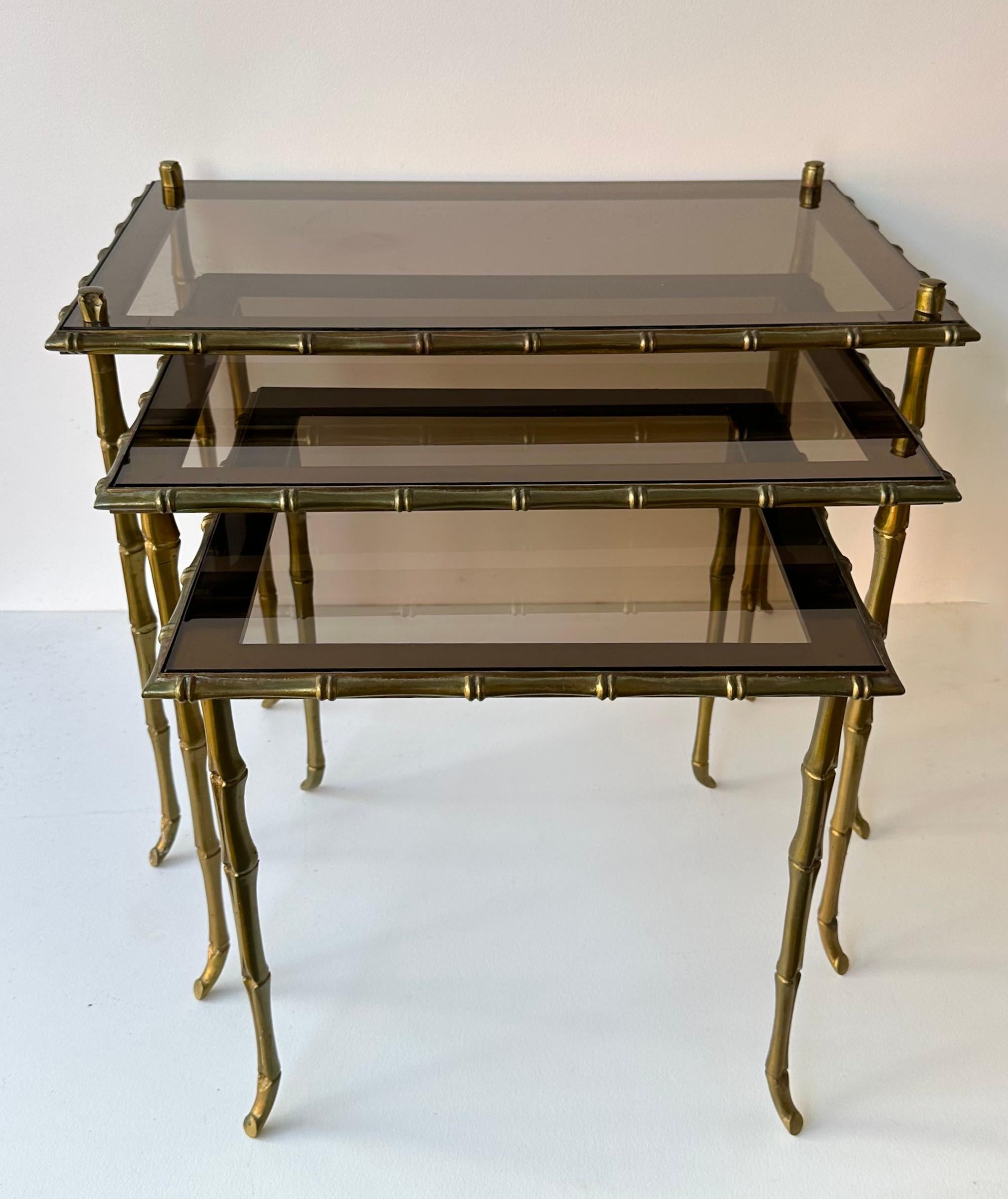 Ensemble de 3 tables gigognes en bambou doré par Maison Baguès. France, années 1960 en vente 3